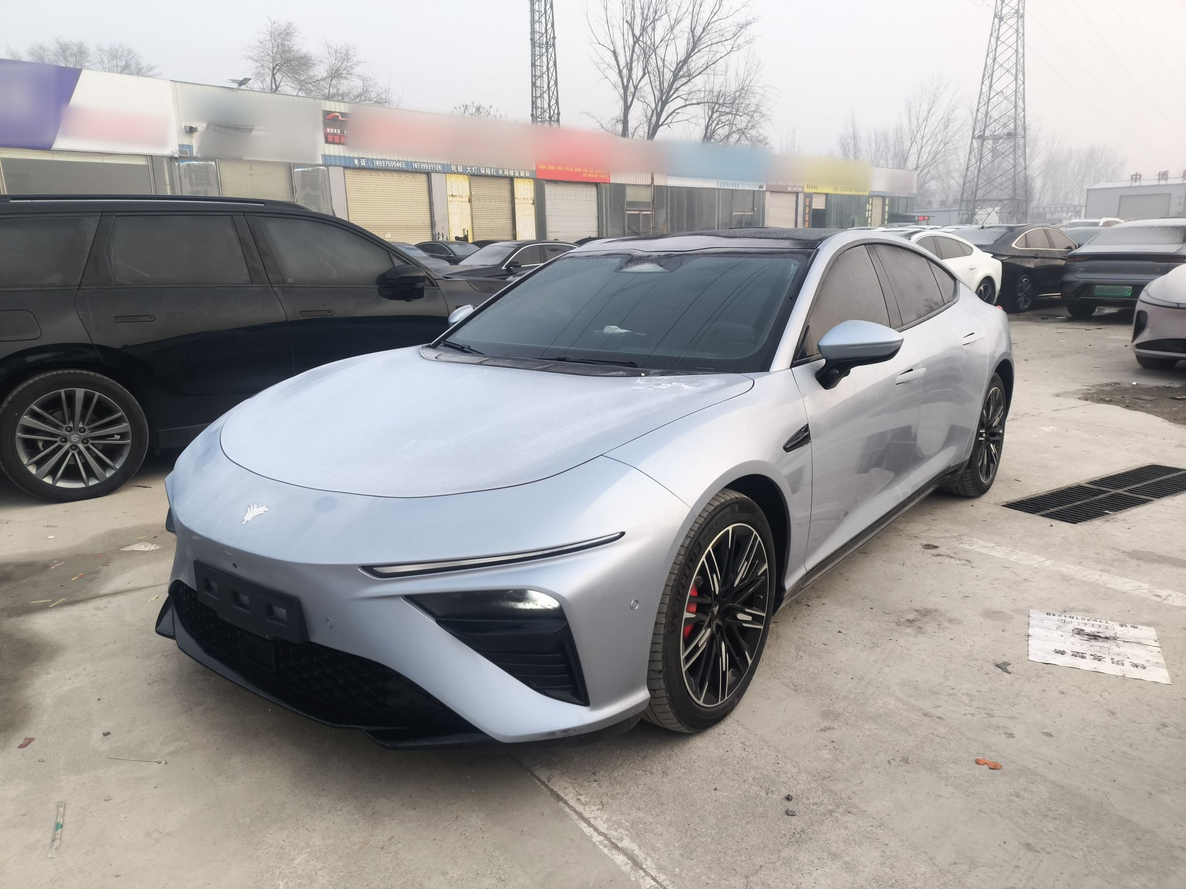 Под передней частью автомобиля