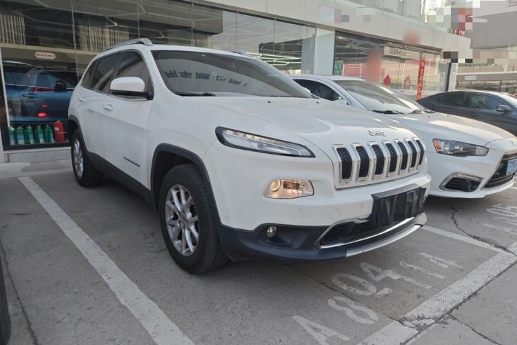 Used  Cherokee 2016 2.4L Professional Edition