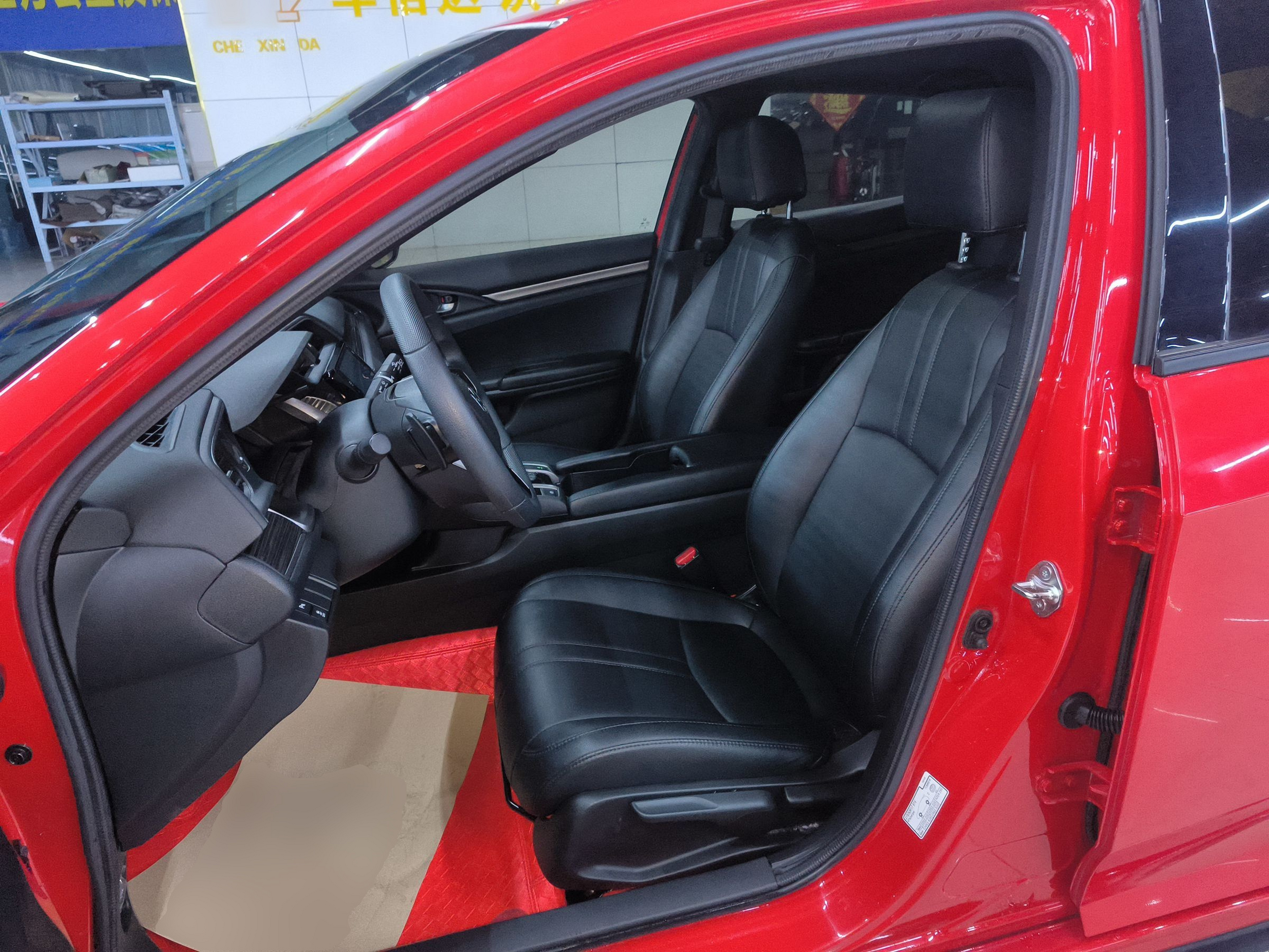 Переднее сиденье в автомобиле