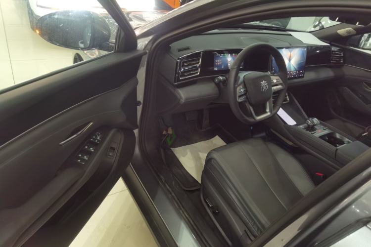 Used BYD Qin L 2025 DM-i Smart Drive 120KM Leading Model
