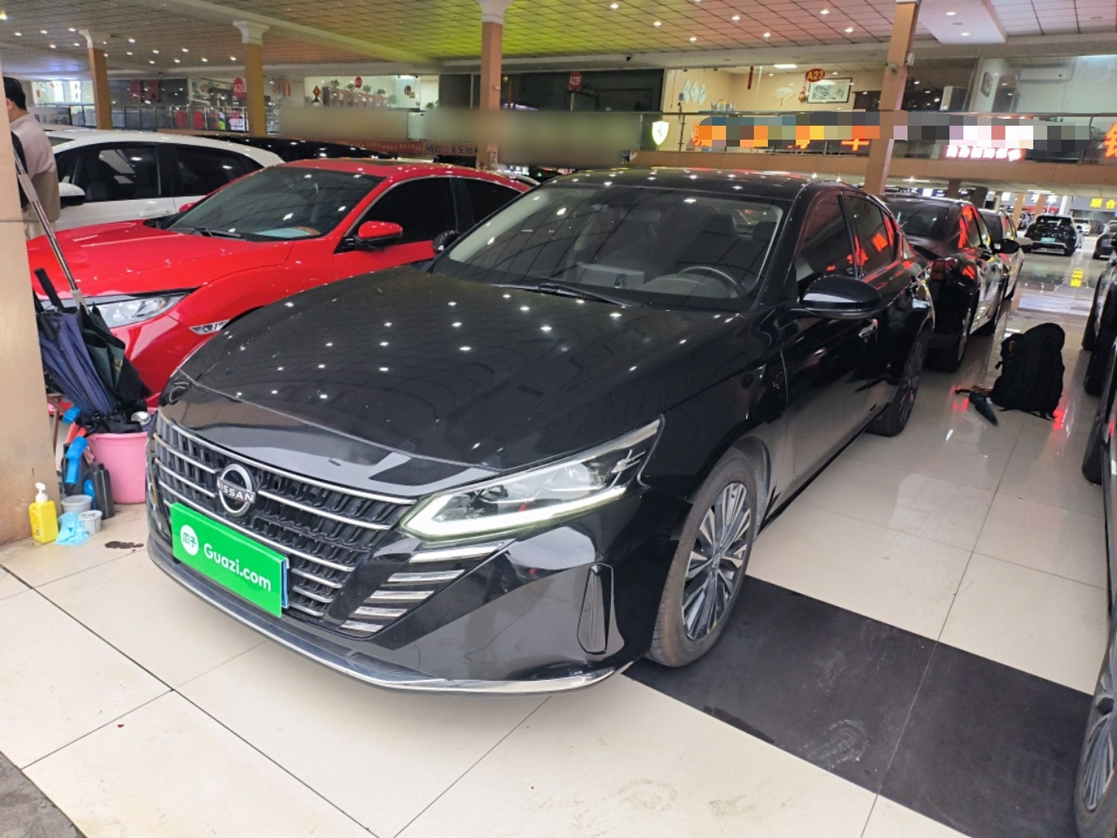 تحت مقدمة السيارة