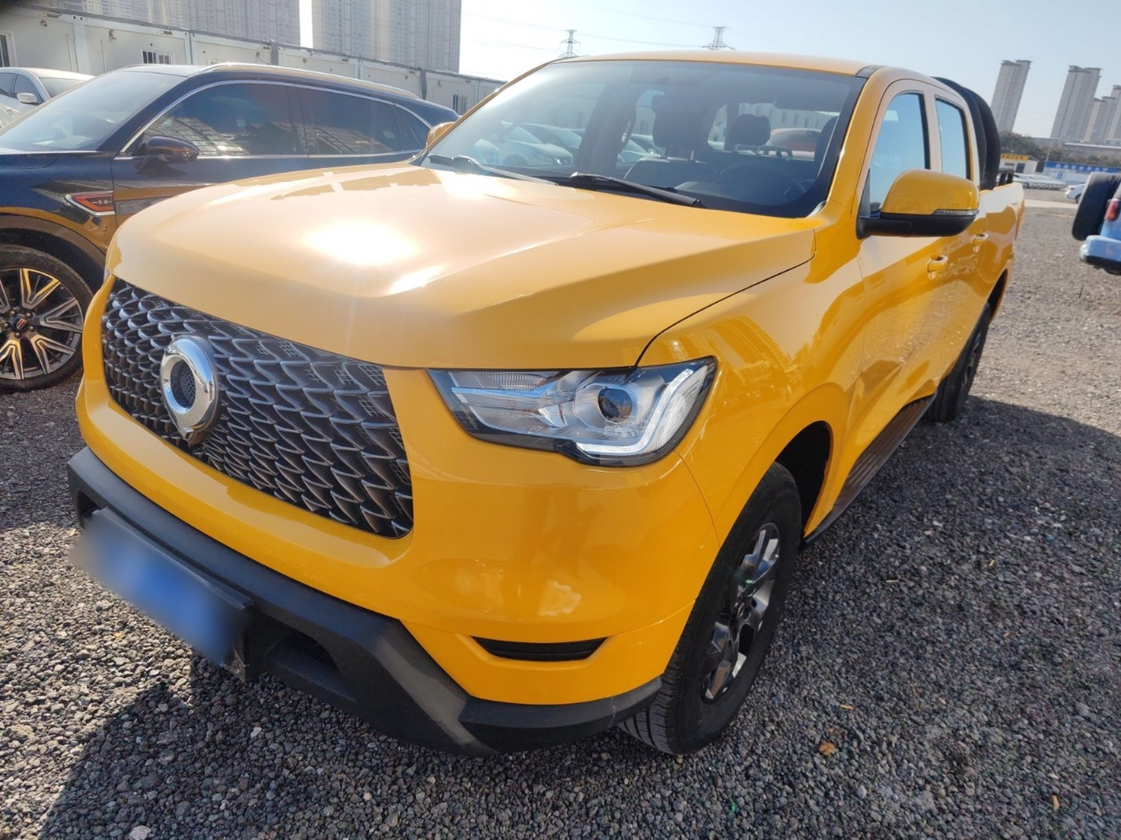 Под передней частью автомобиля