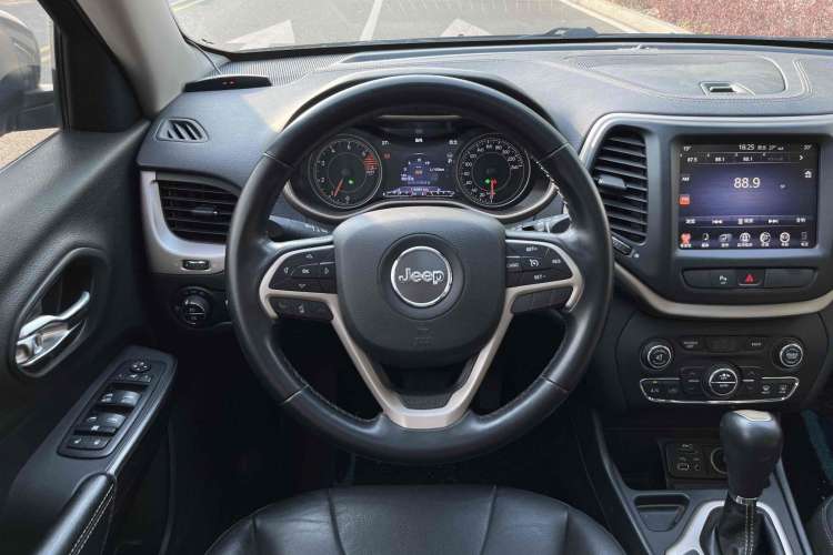 Used  Cherokee 2017 2.4L Leading Smart Edition
