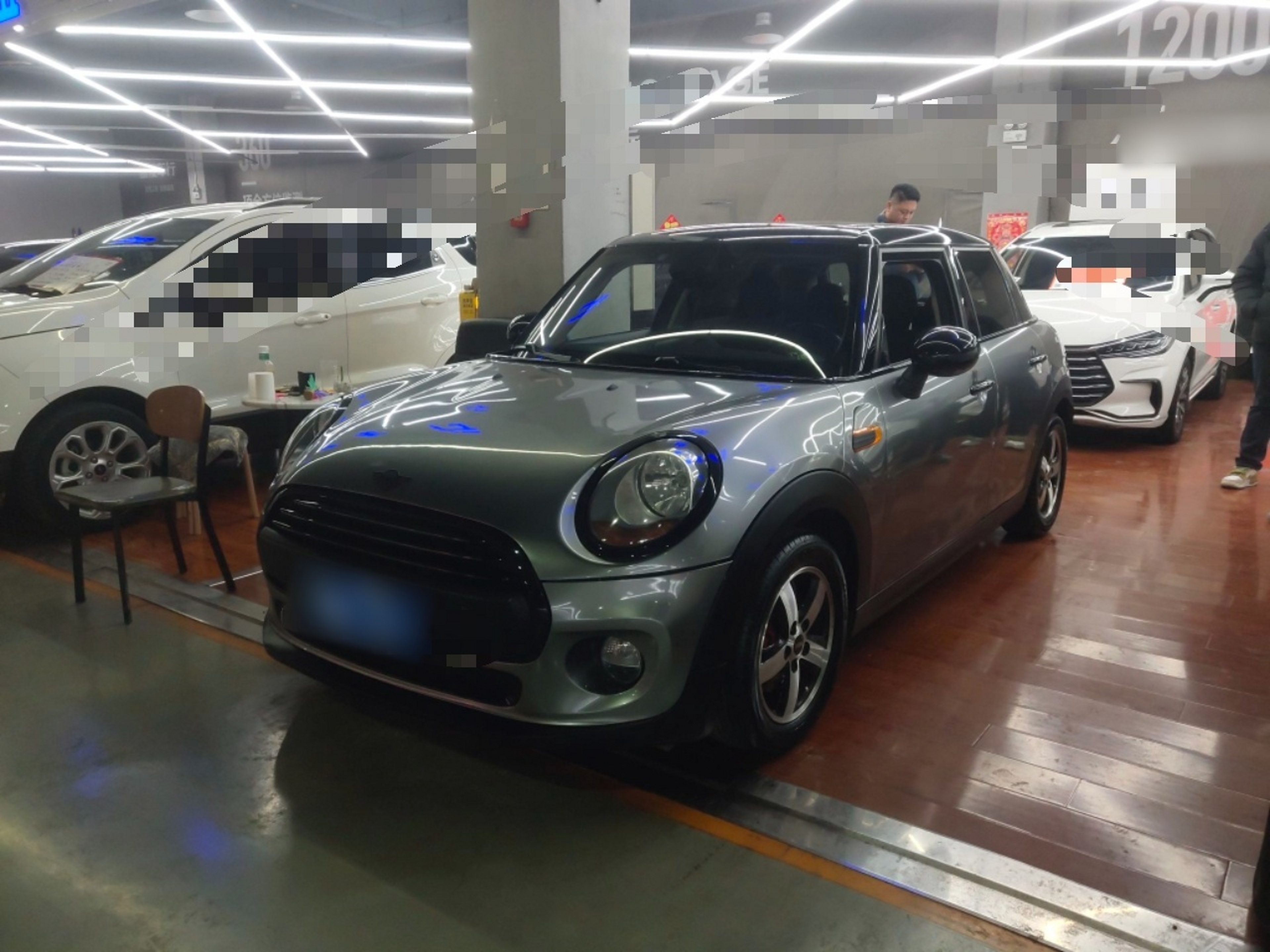 Под передней частью автомобиля