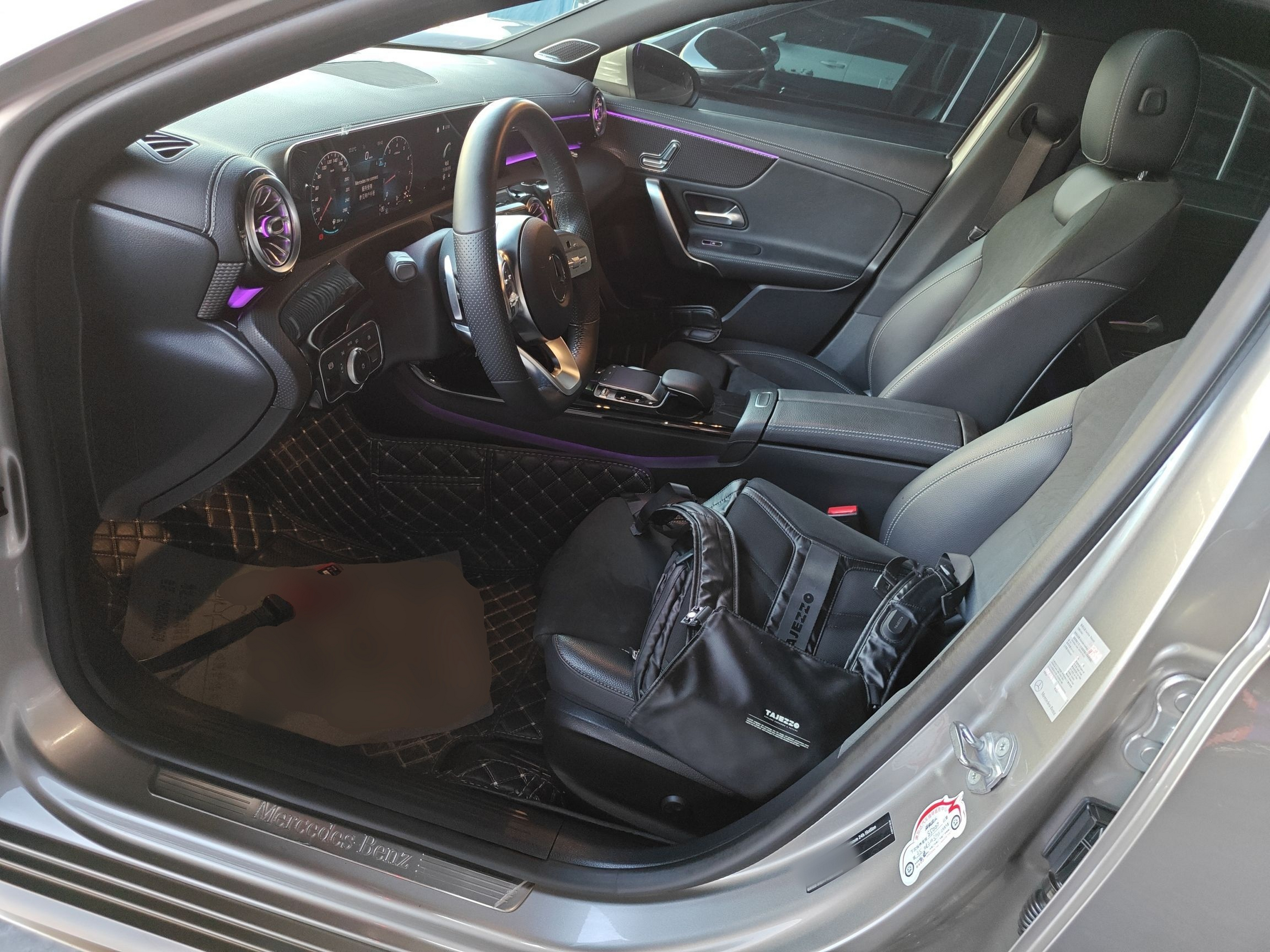 Переднее сиденье в автомобиле