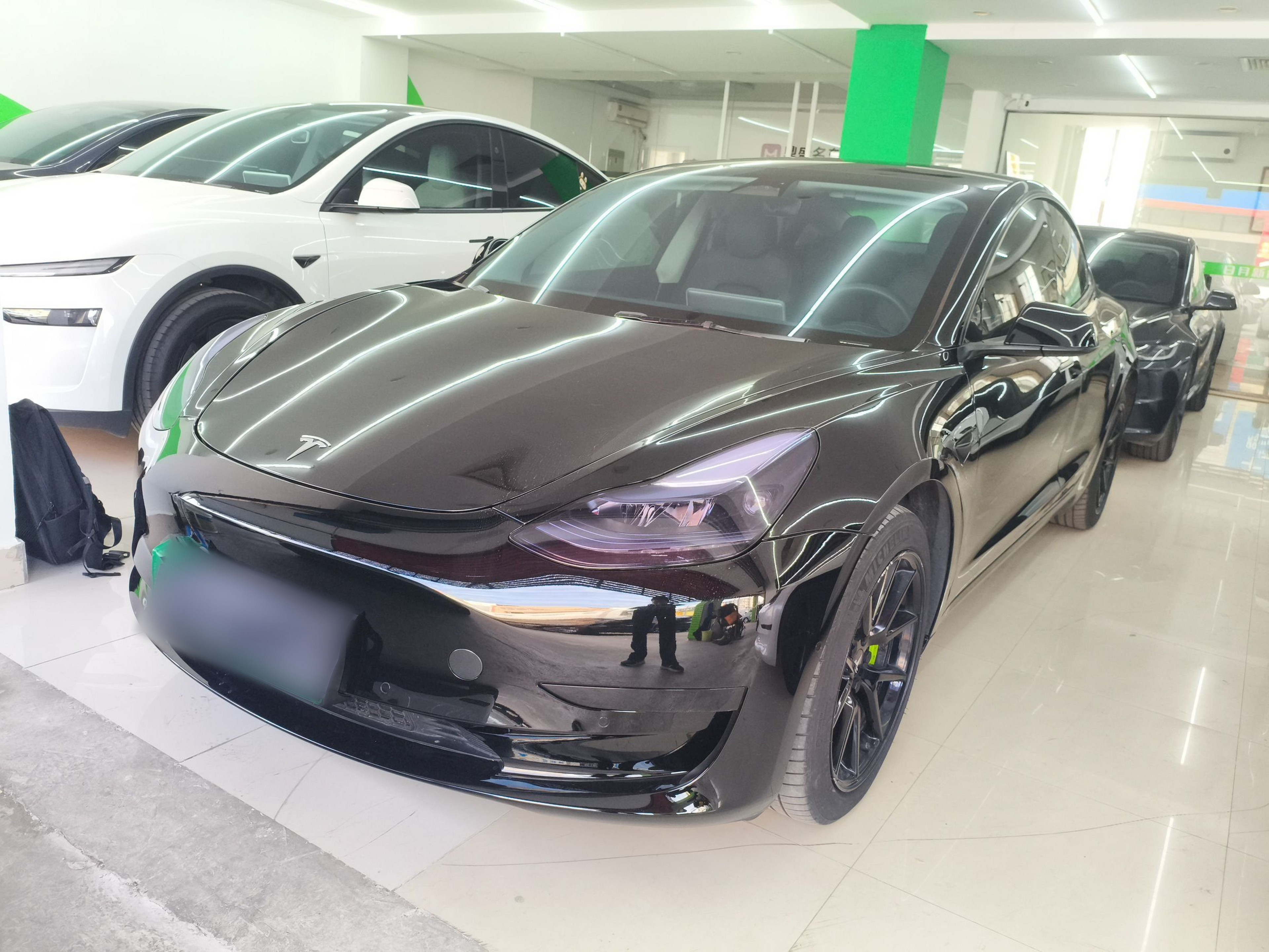 Под передней частью автомобиля