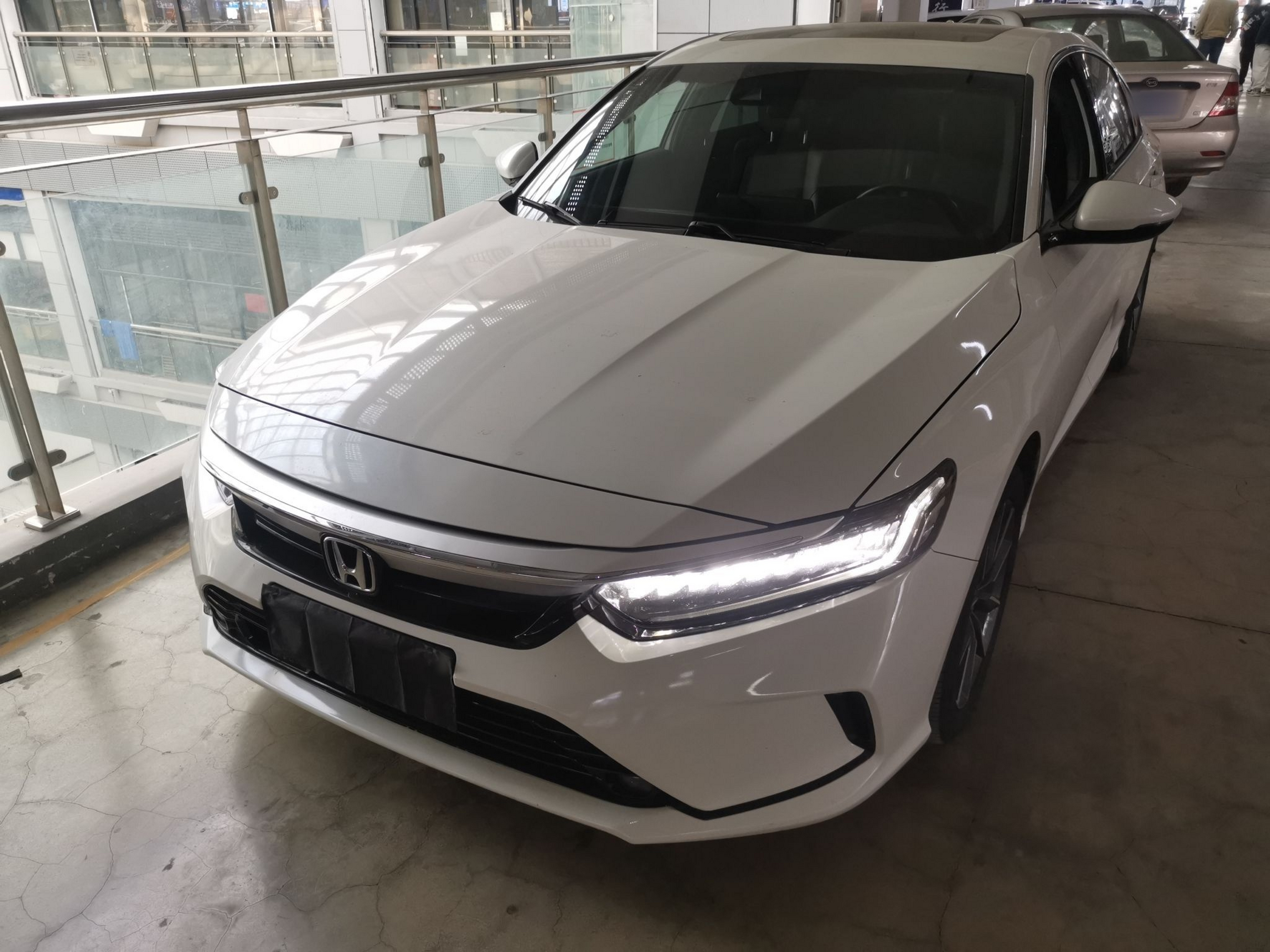 Под передней частью автомобиля