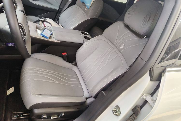 Used  E8 2024 550 km Range Rear-Drive MAX
