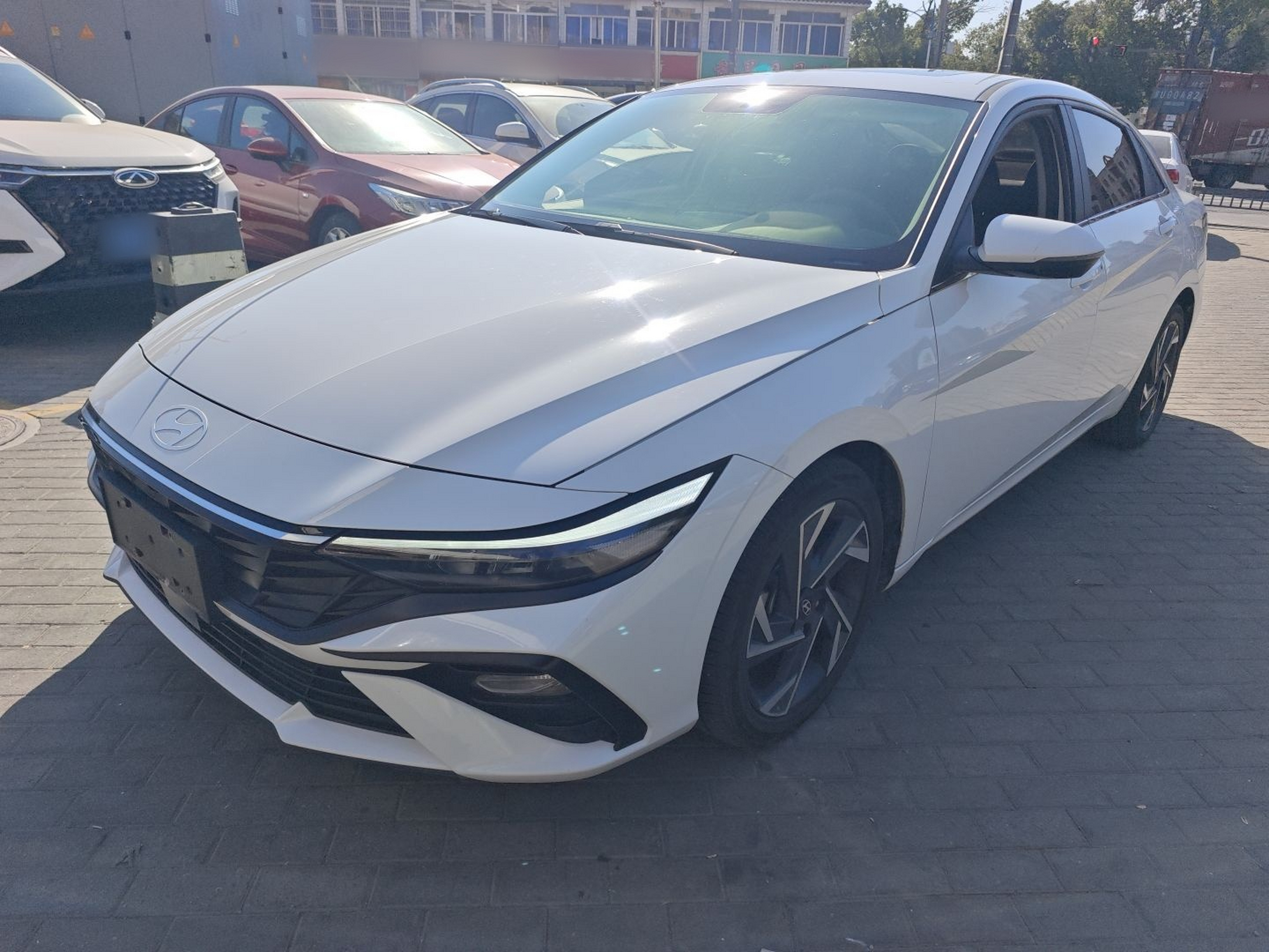 Под передней частью автомобиля