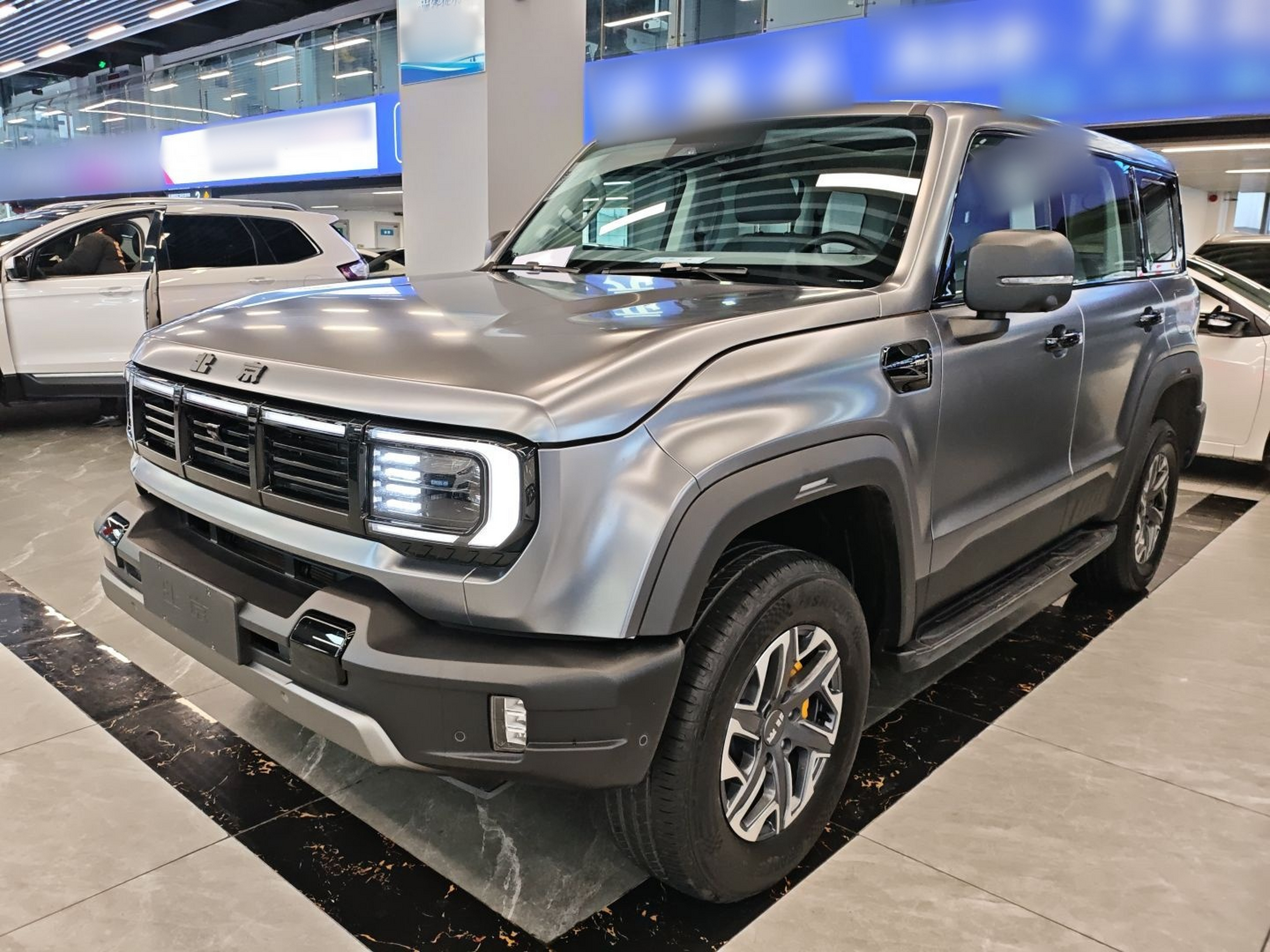 تحت مقدمة السيارة