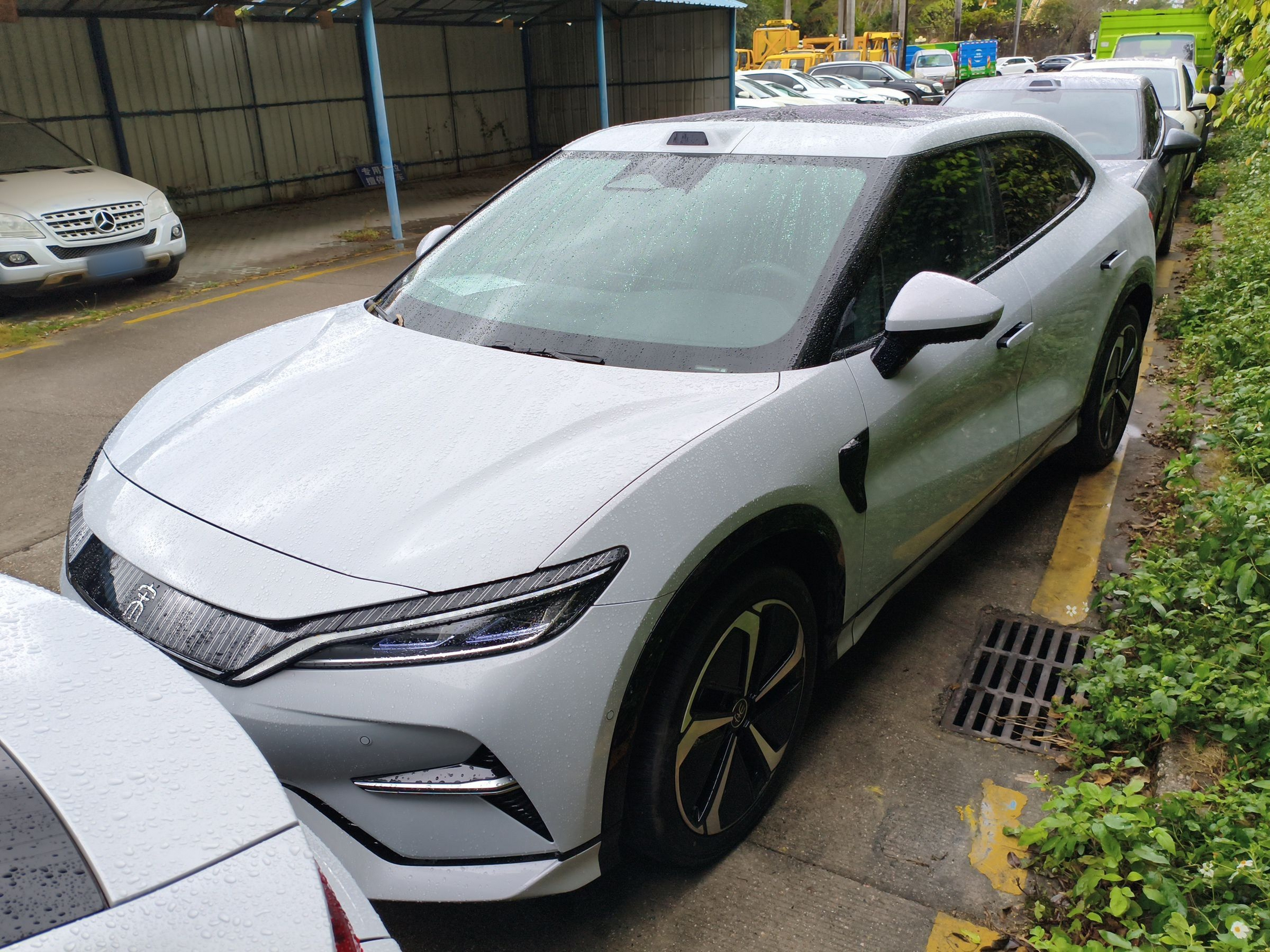 Под передней частью автомобиля