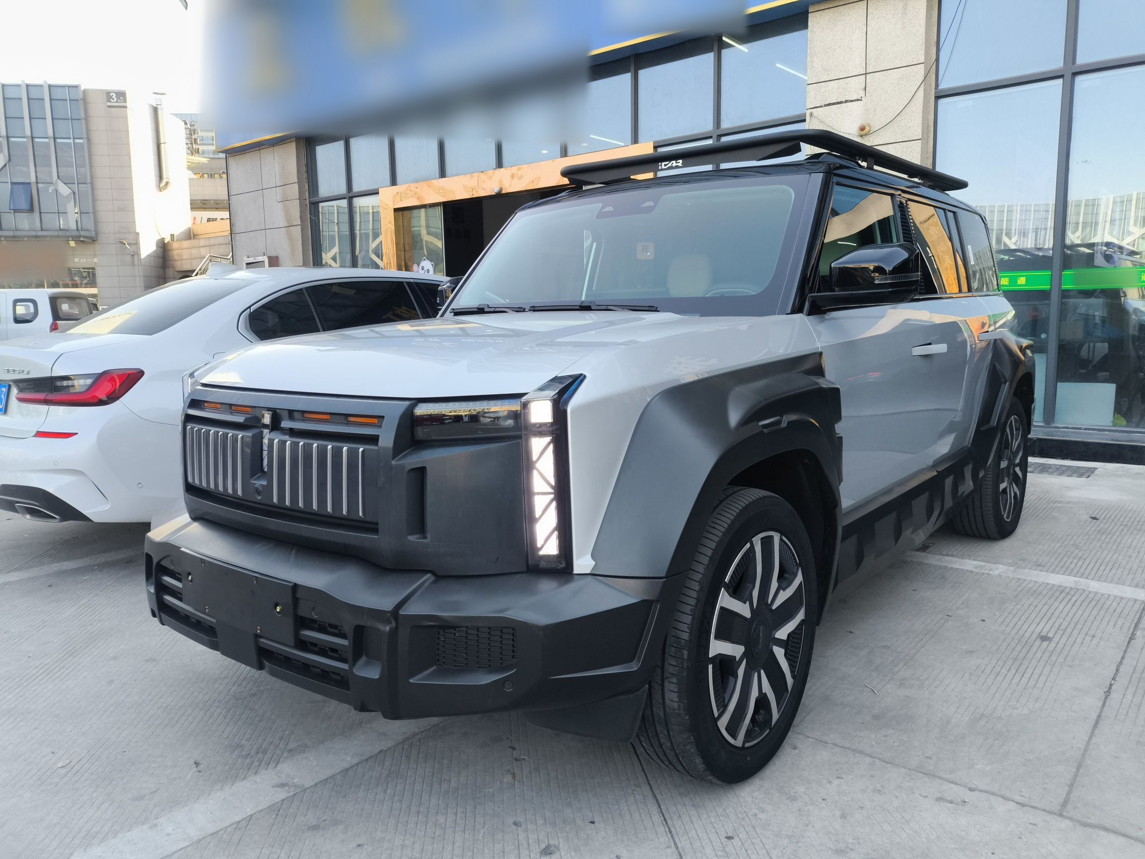 تحت مقدمة السيارة