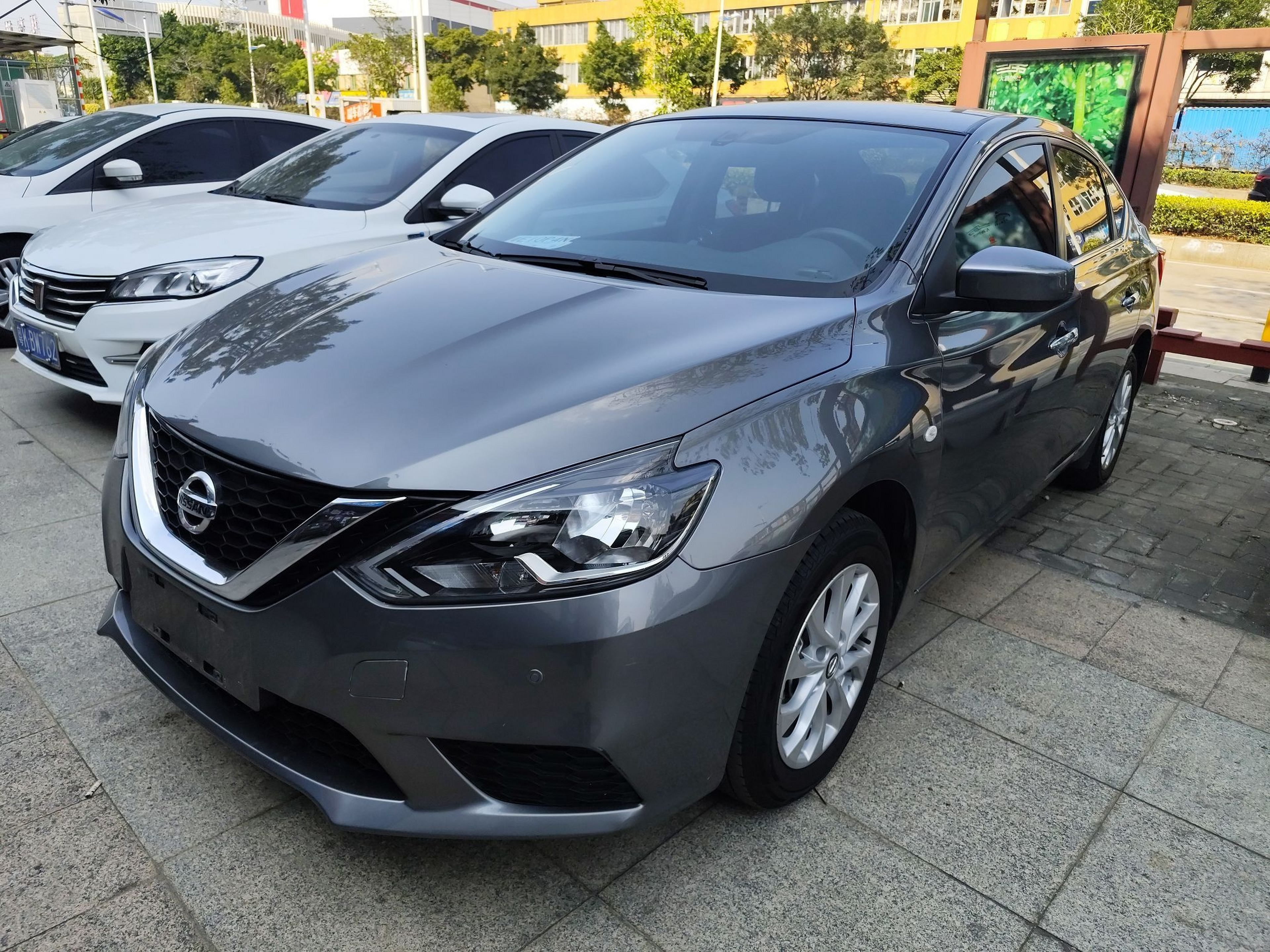 Под передней частью автомобиля