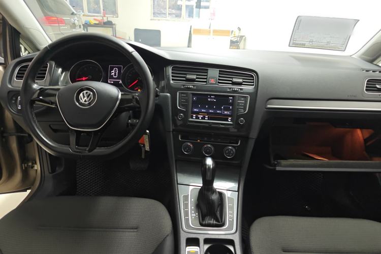 Used Volkswagen Golf 2017 1.6L Automatic Comfort Million-Vehicle Anniversary Edition
