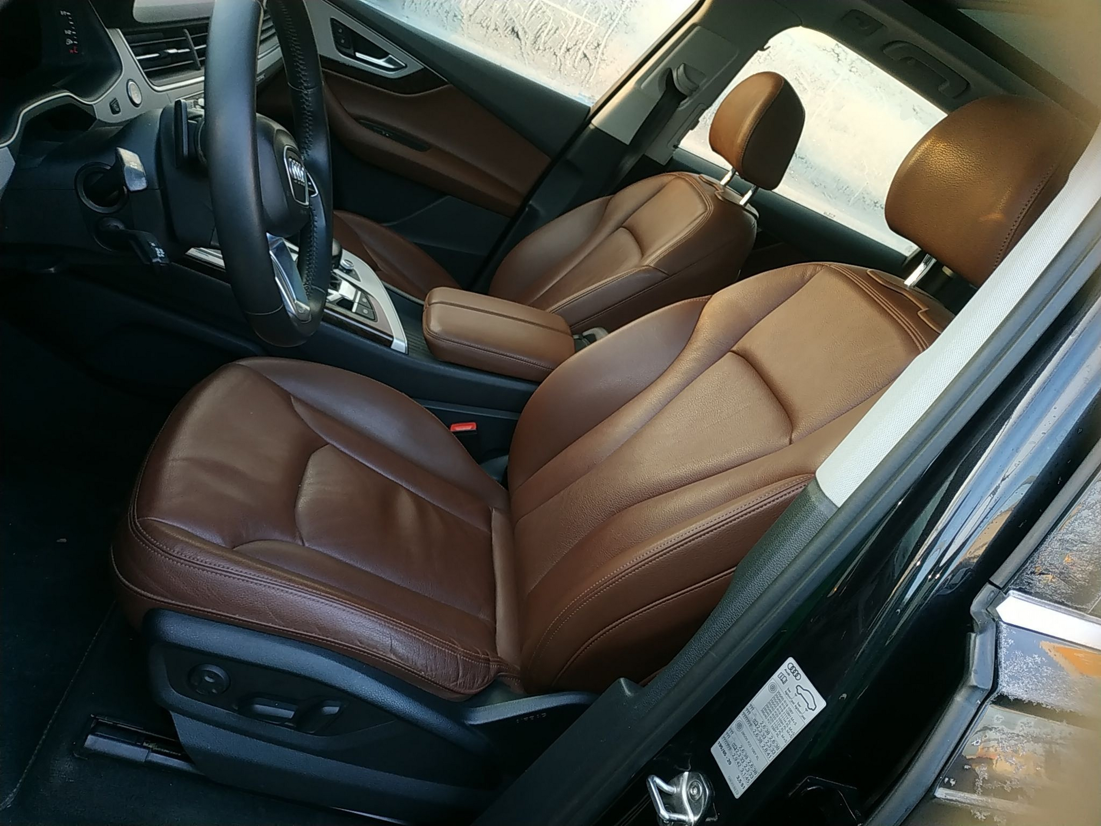 Переднее сиденье в автомобиле