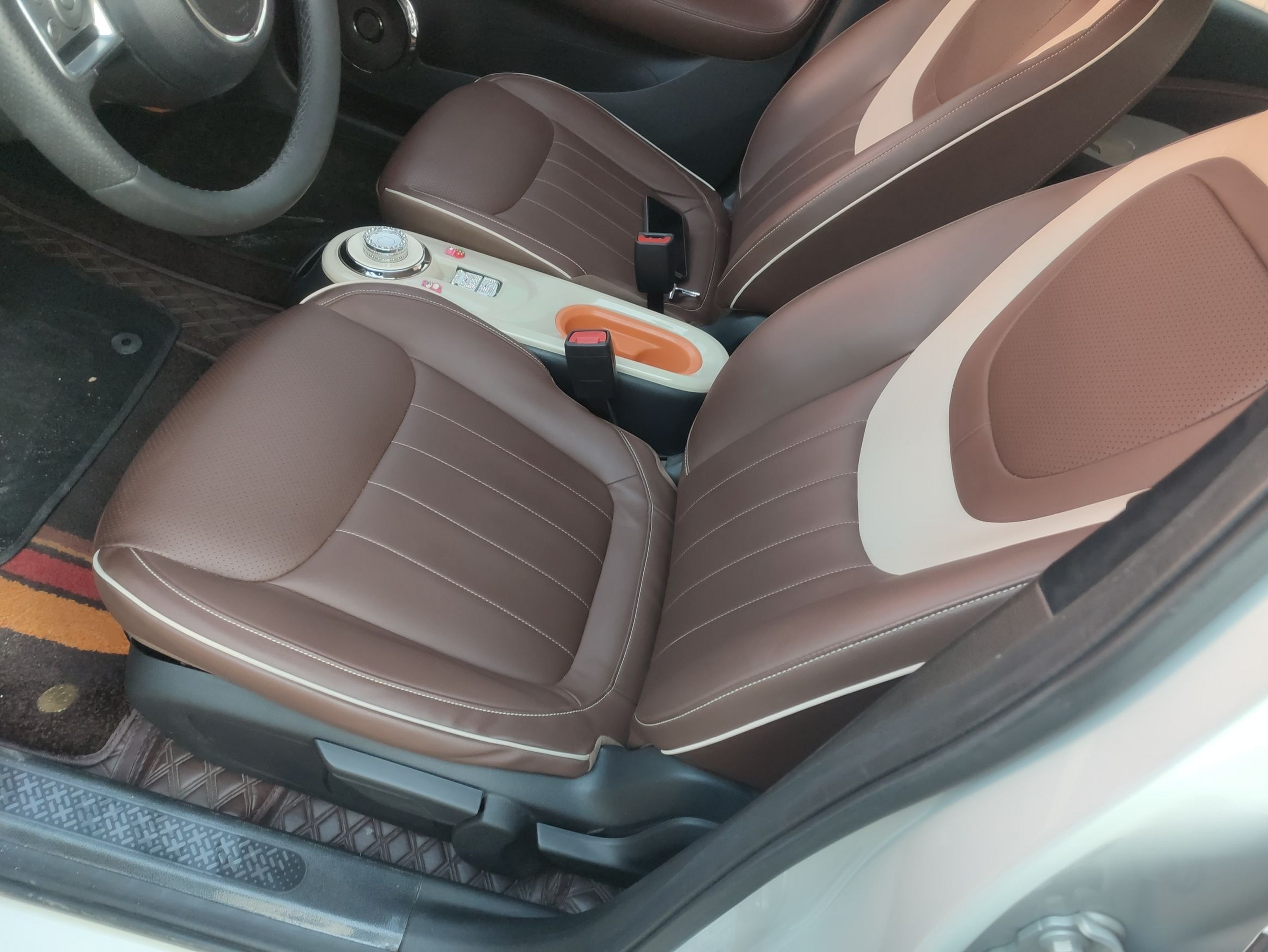 المقاعد الأمامية داخل السيارة