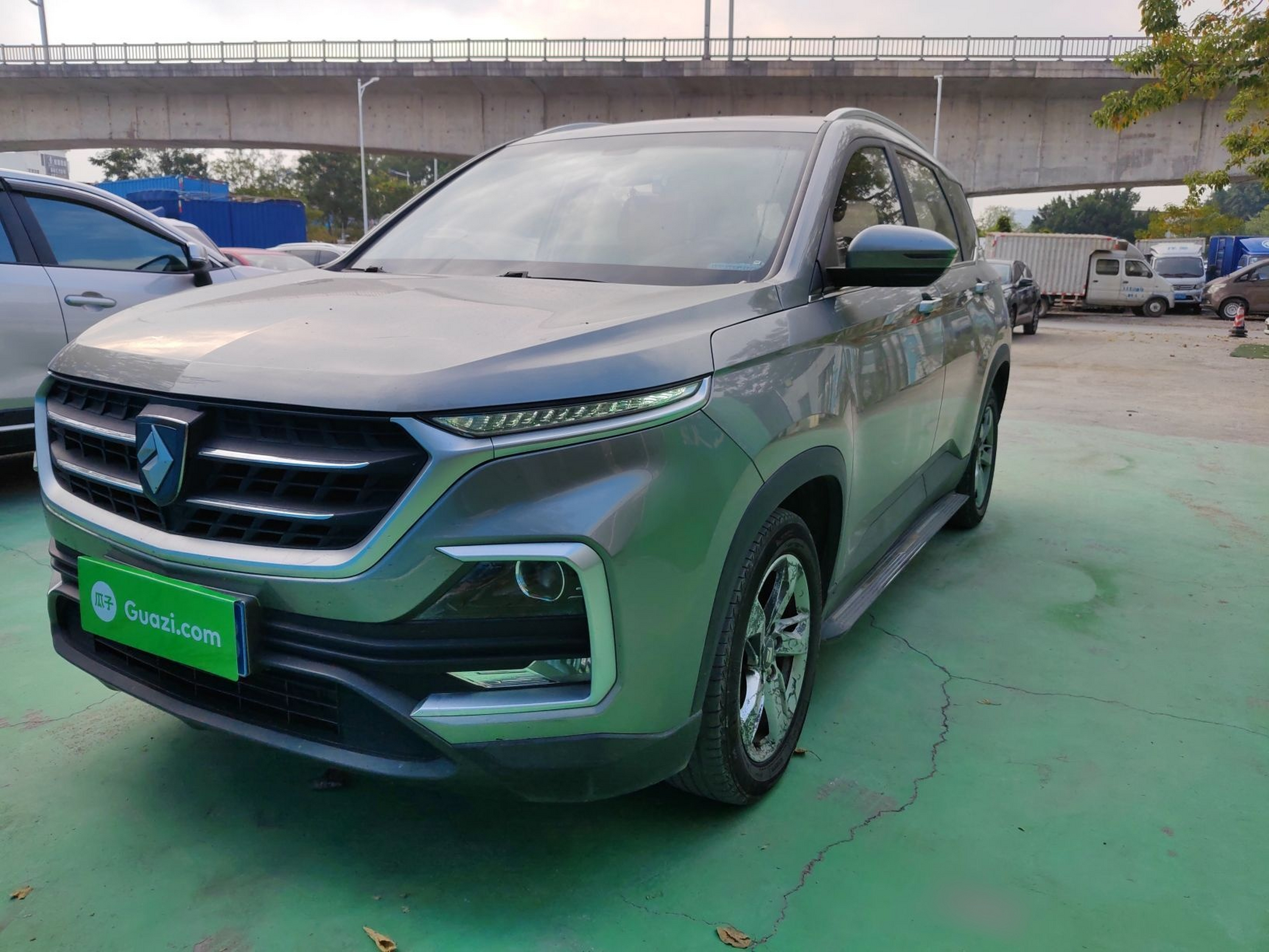 Под передней частью автомобиля