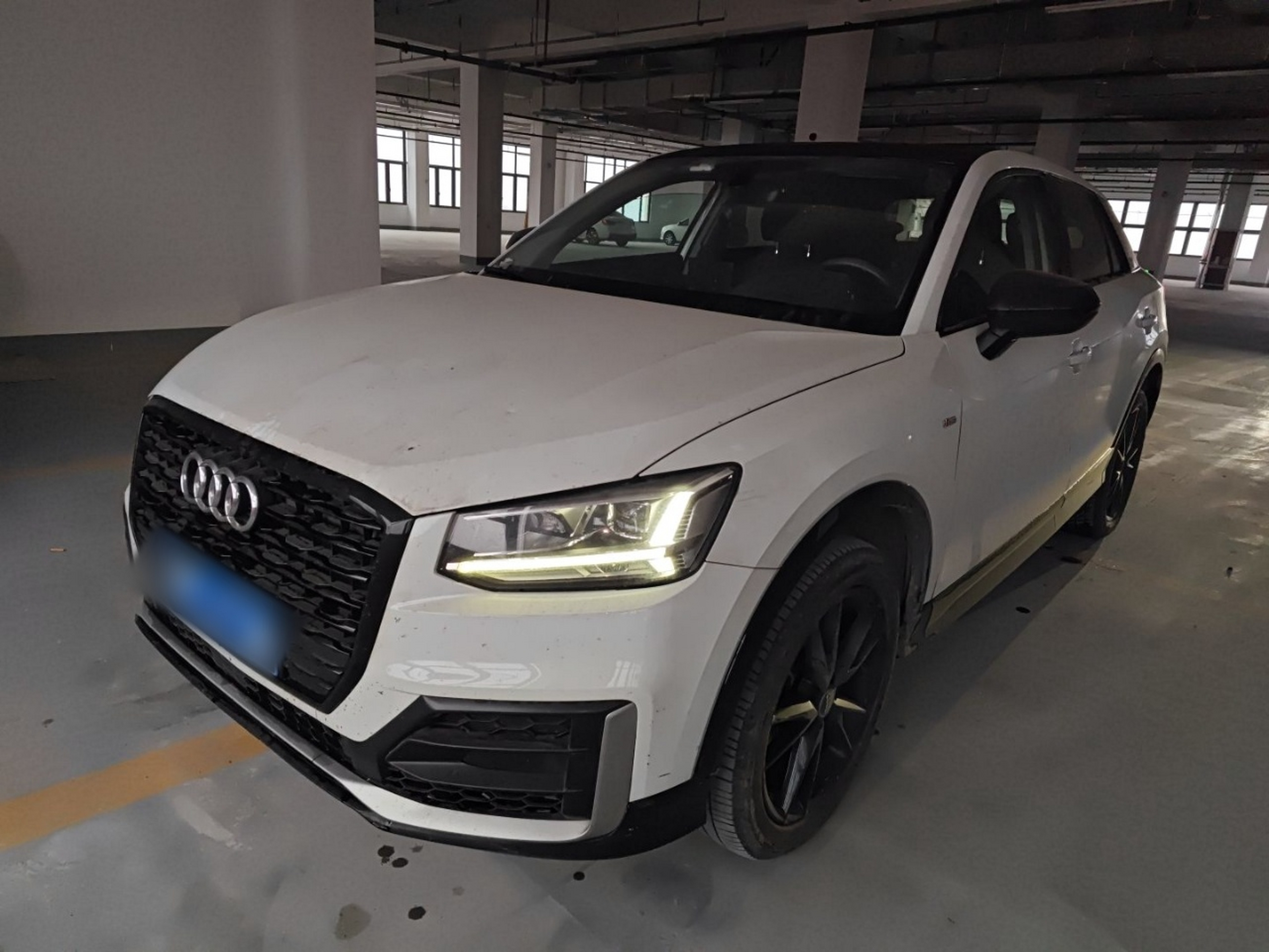 Под передней частью автомобиля