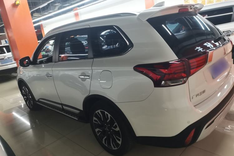 Used Mitsubishi Outlander 2019 2.4L 4x4 Zhi Xiang Edition 7 Seats China VI Standard
