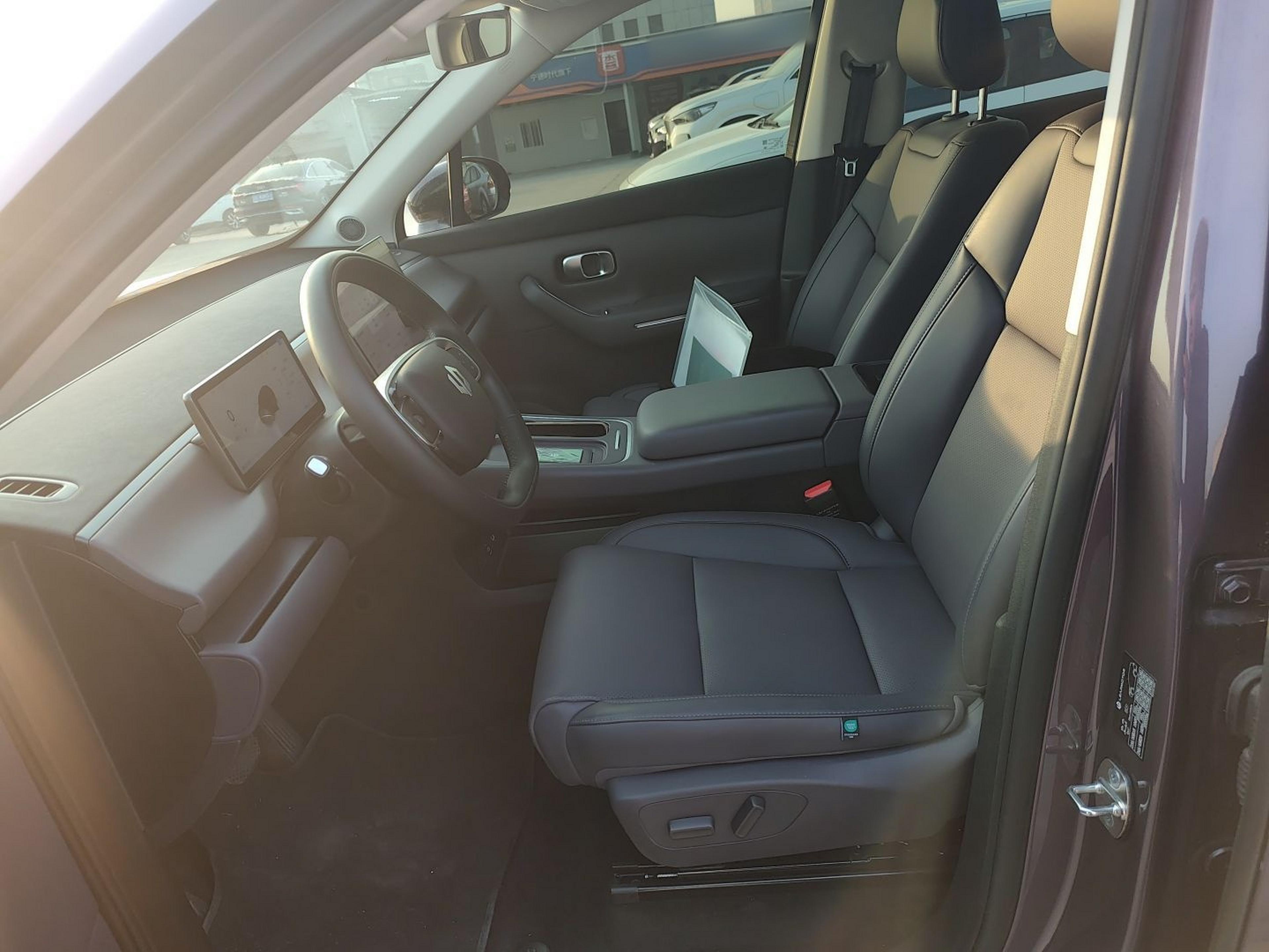 المقاعد الأمامية داخل السيارة