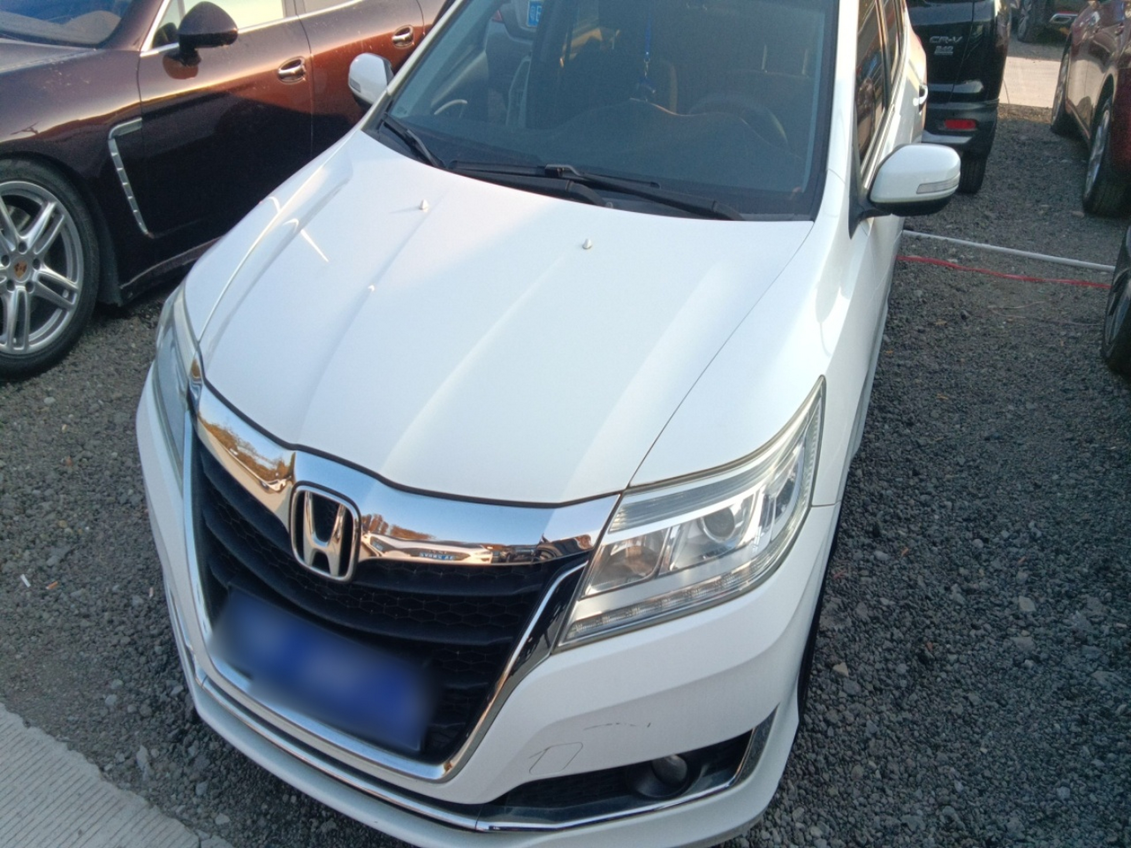 Под передней частью автомобиля