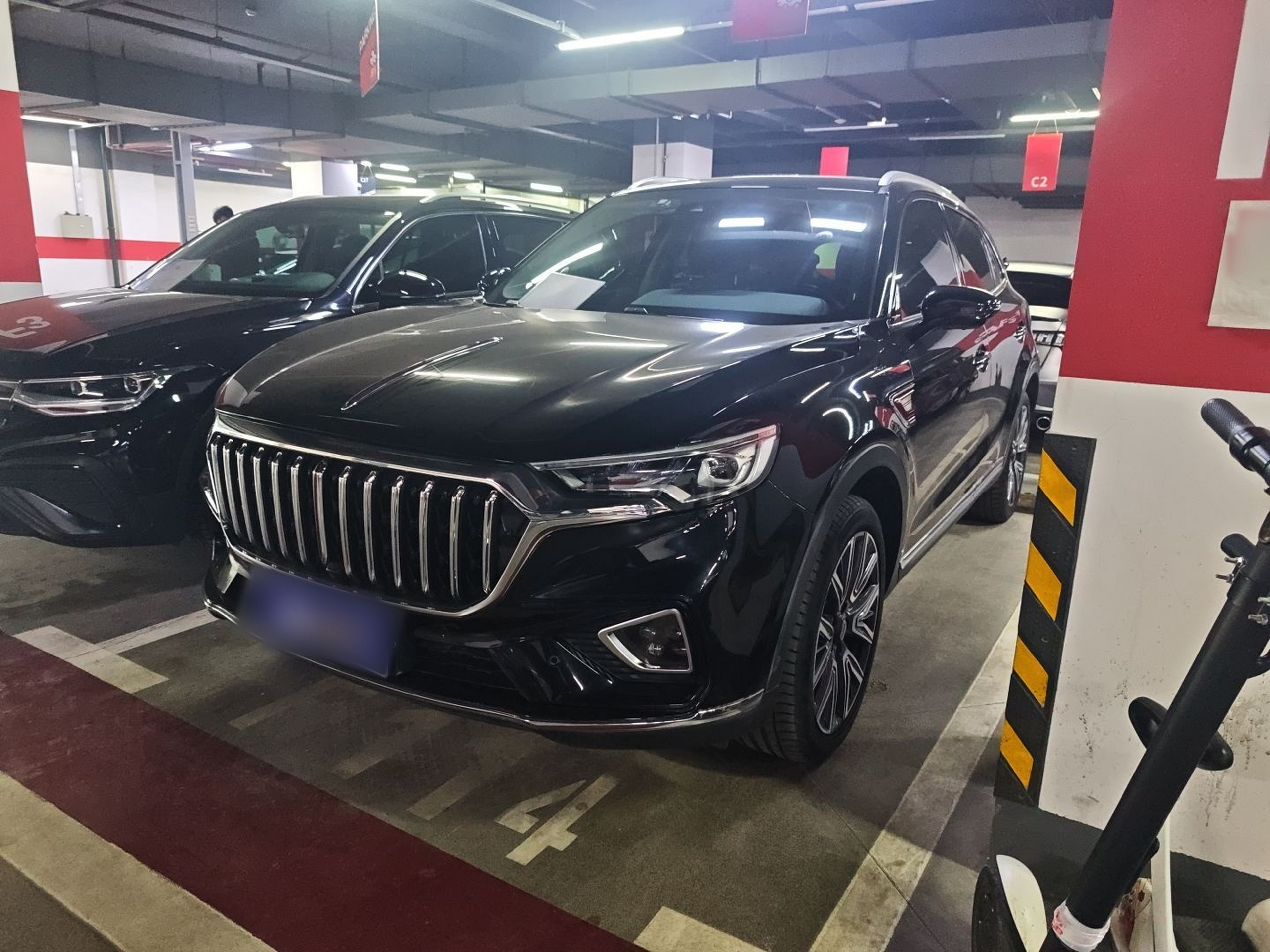 تحت مقدمة السيارة