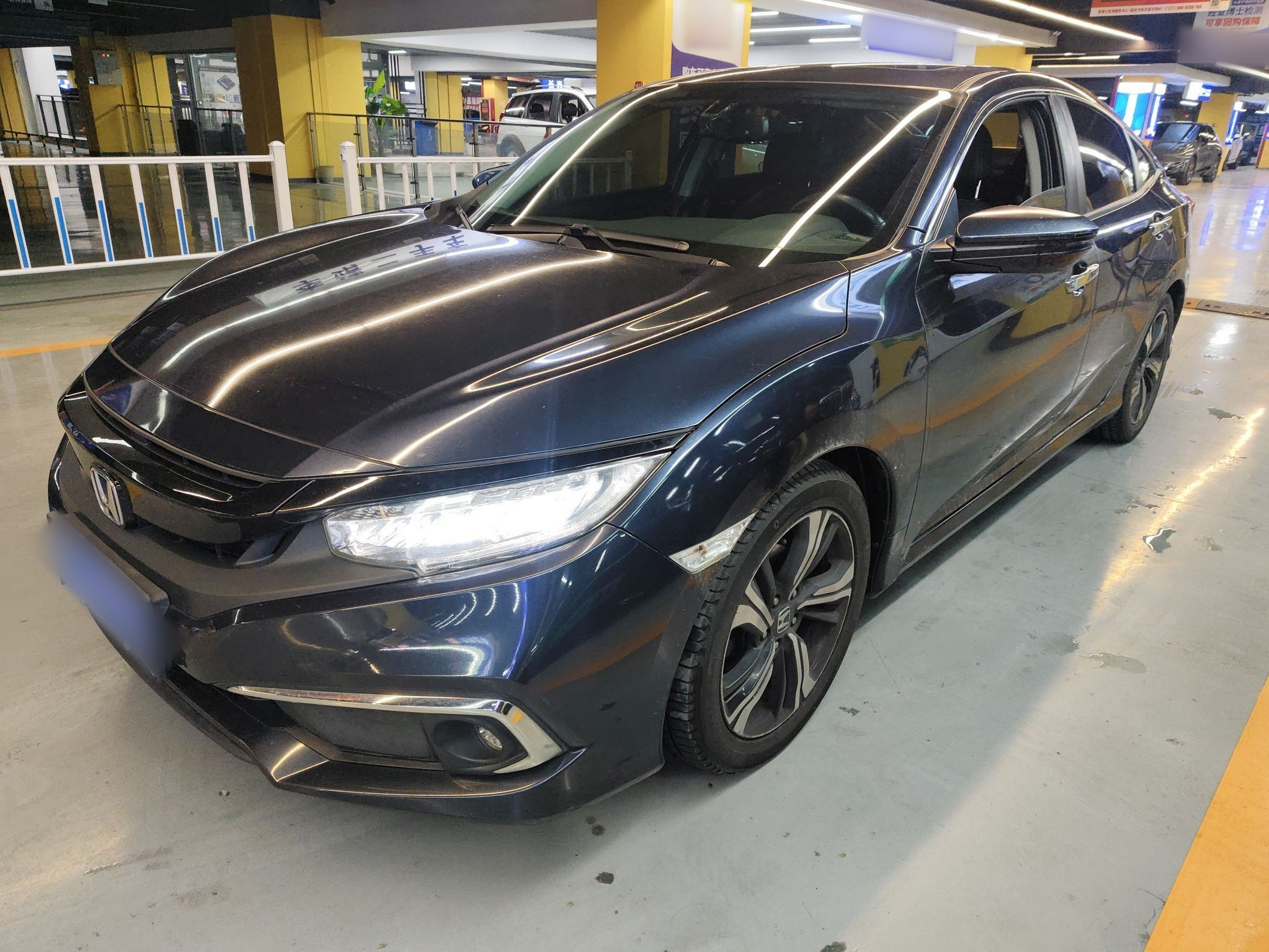 تحت مقدمة السيارة