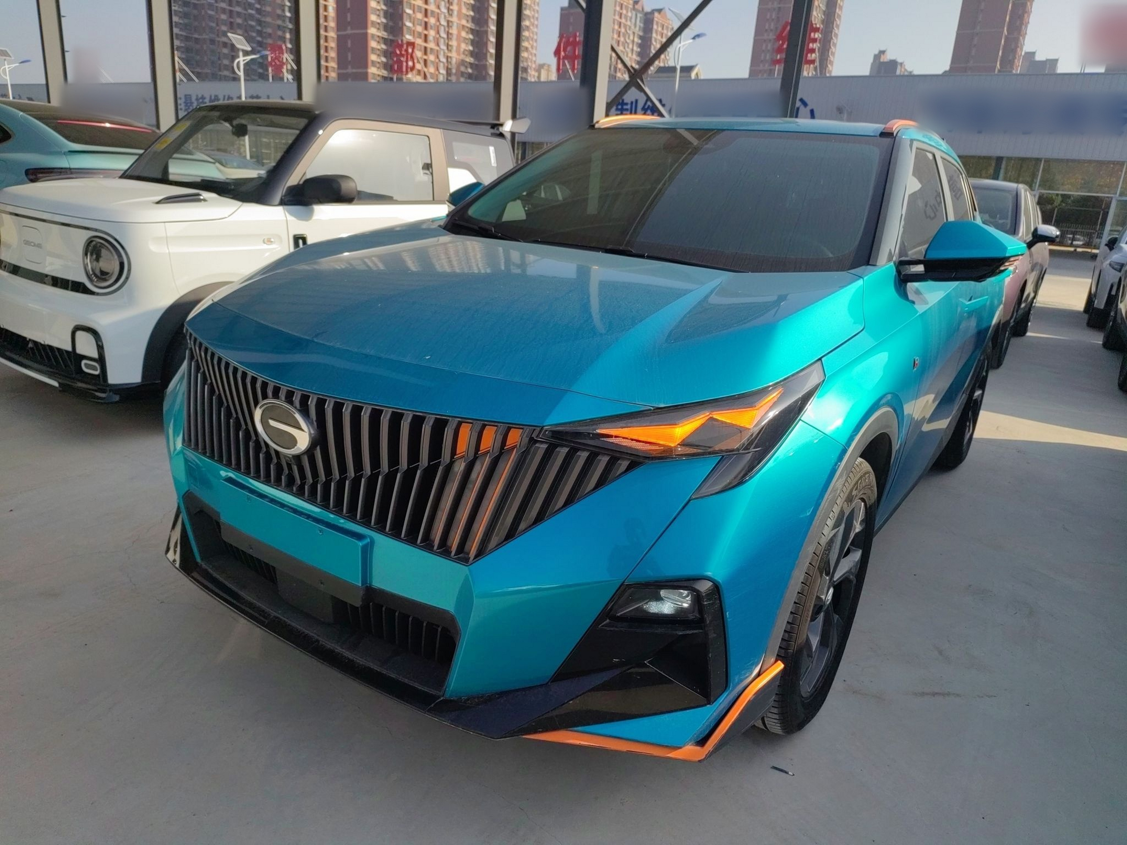 Под передней частью автомобиля