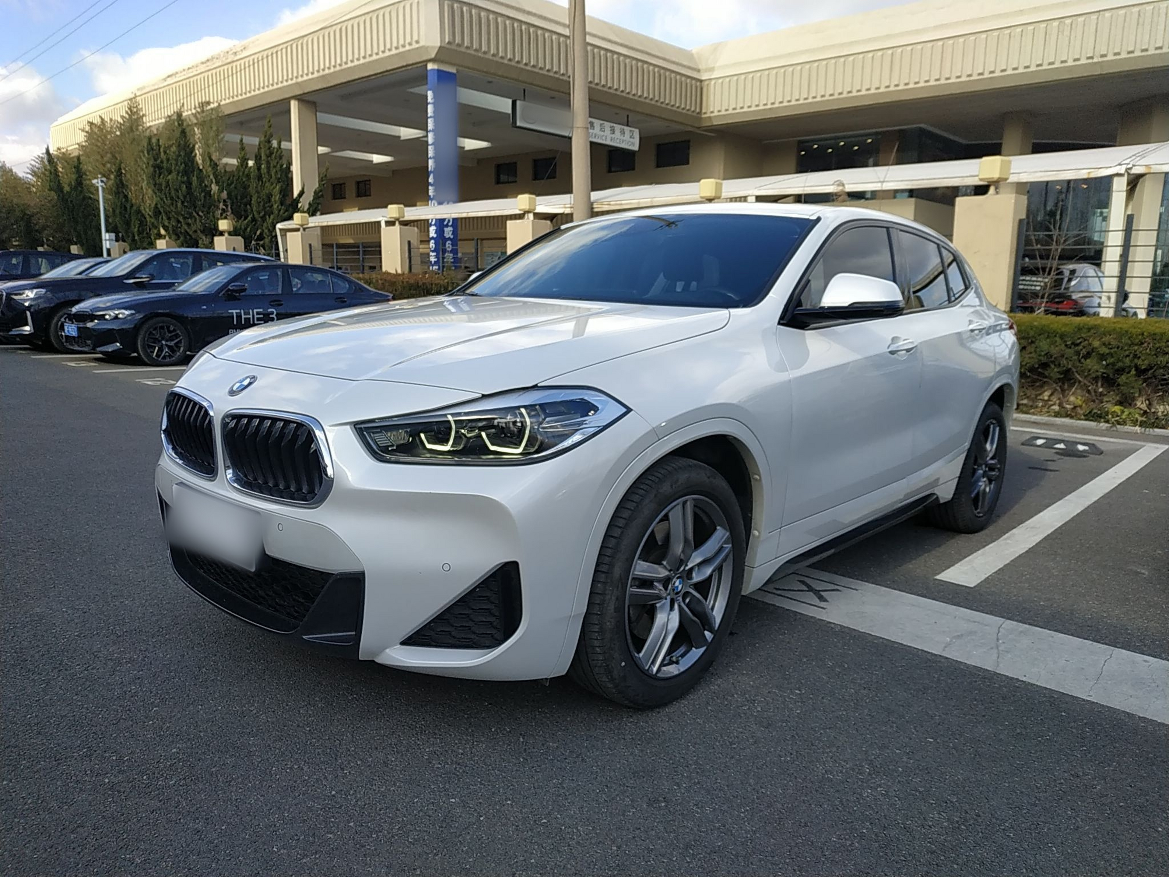 Под передней частью автомобиля