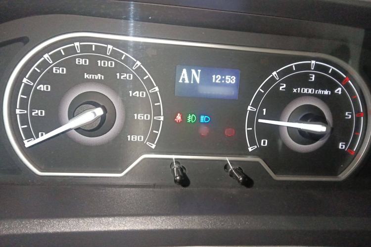 Used SAIC MAXUS Xintu V80 2023 2.0T AMT Classic Aoyuntong Short Wheelbase Mid-Roof 5/6-Seater
