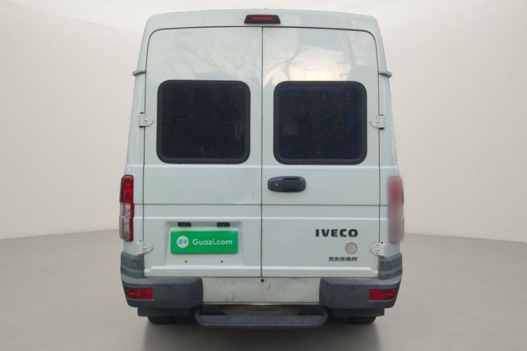 Used Iveco Daily 2021 2.5T A35 M1 Passenger Van 5-9 Seater Short Wheelbase Mid-Roof Design Dual Tires Manual Doors