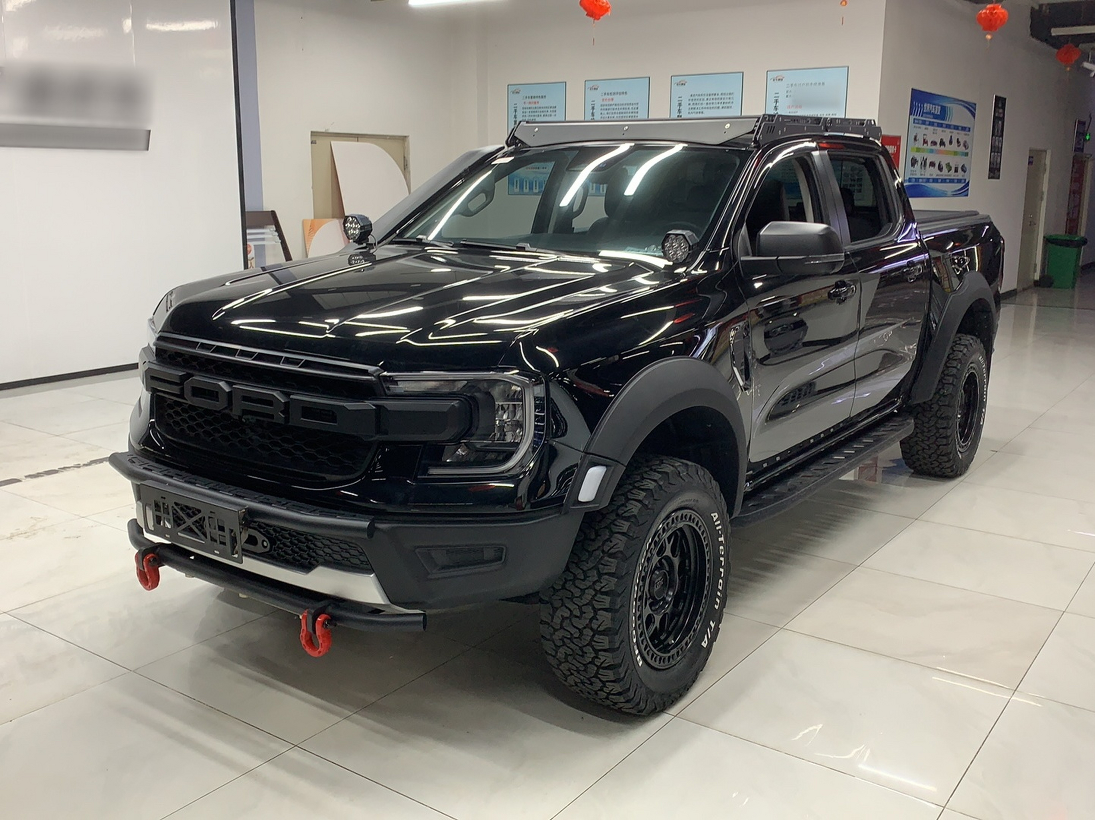 تحت مقدمة السيارة