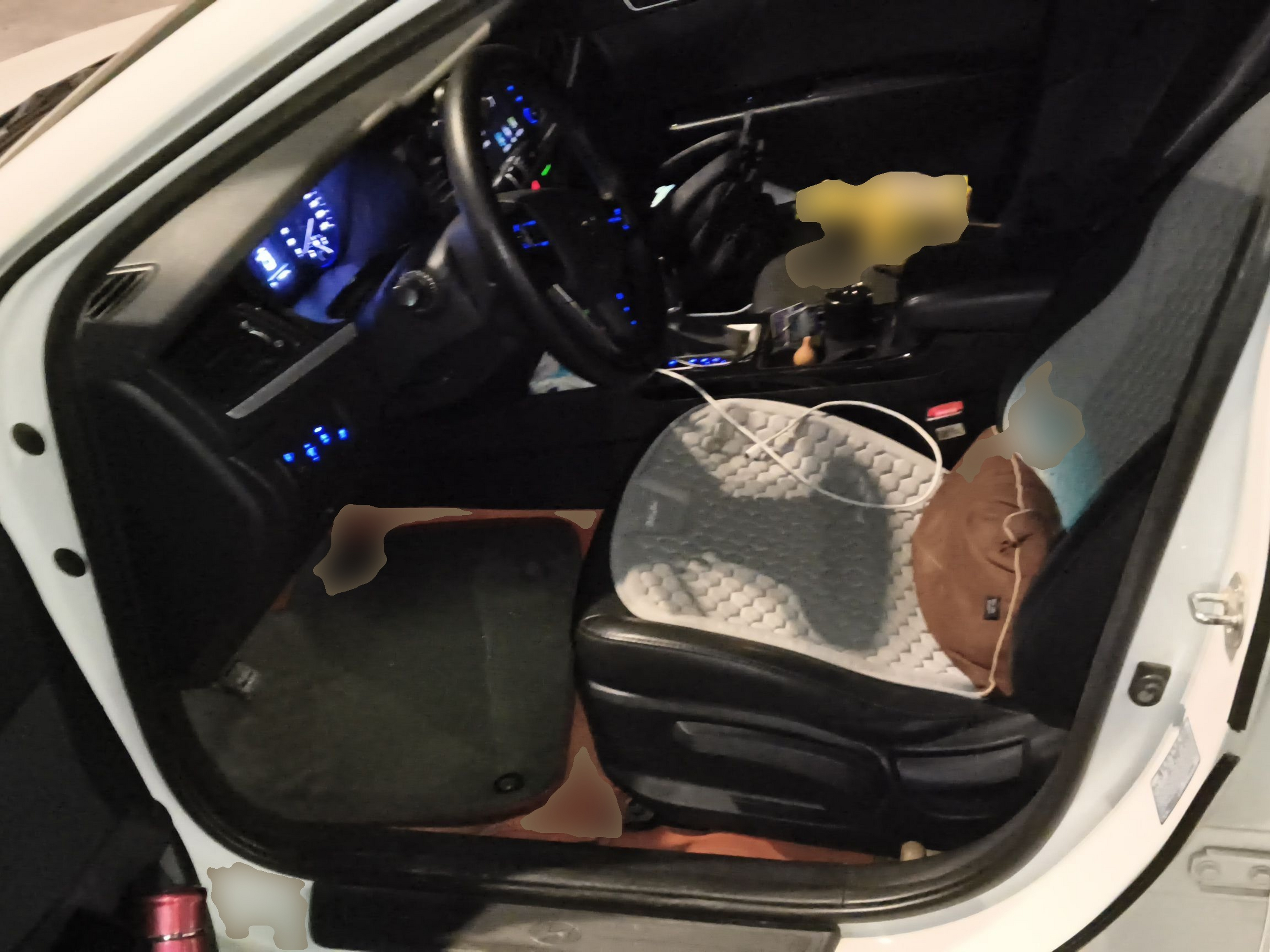 المقاعد الأمامية داخل السيارة