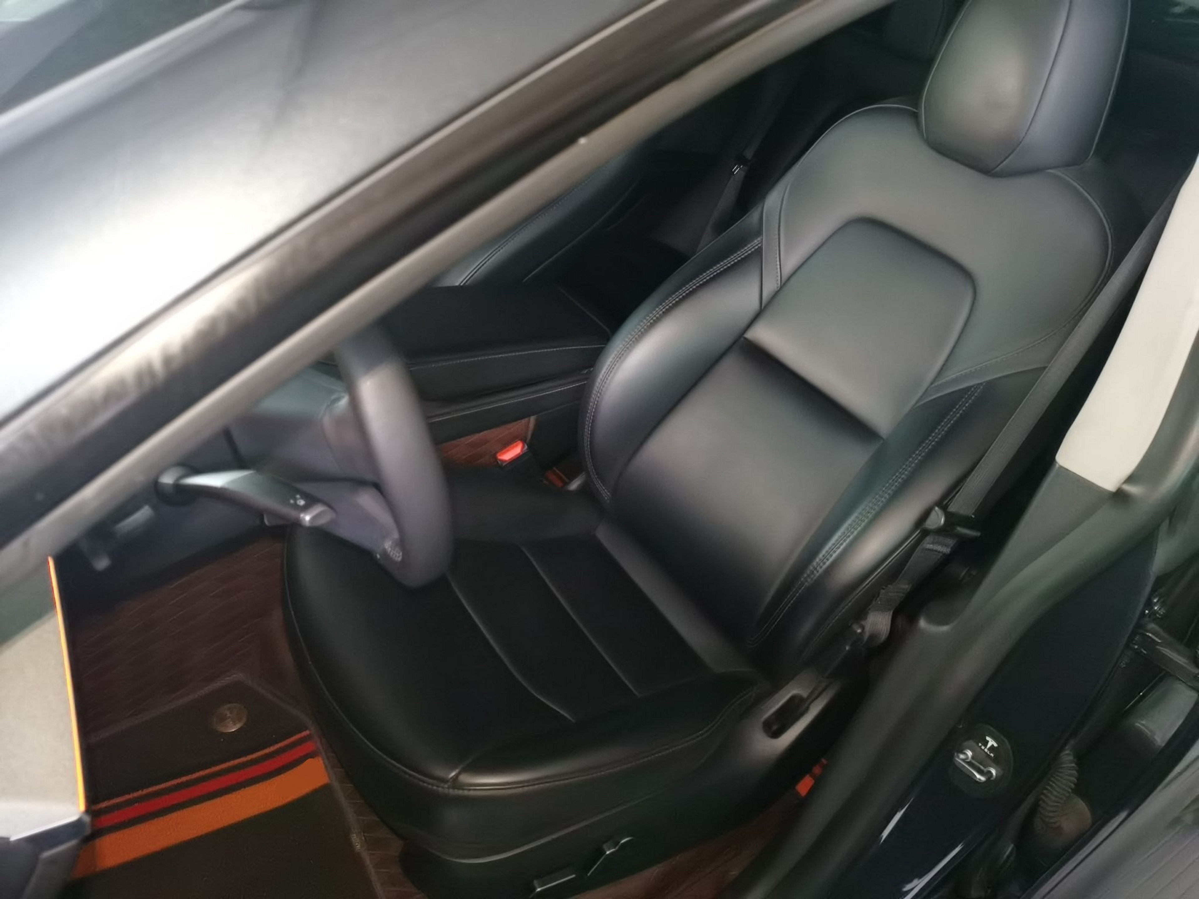 Переднее сиденье в автомобиле