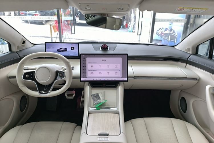 Used Hima Luxeed S7 2025 855 km Max
