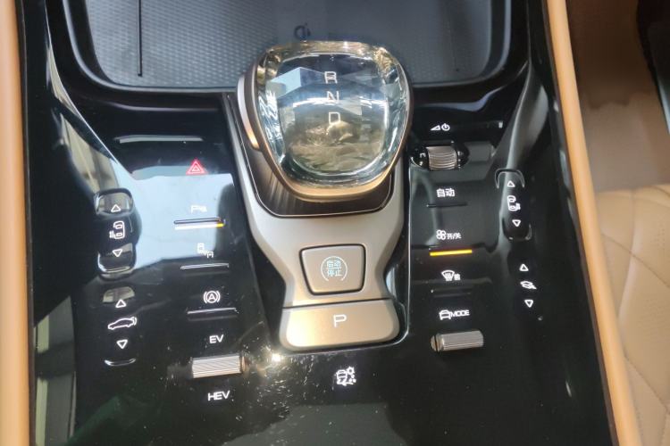 Used Denza D9 2022 DM-i 970 Four-Wheel Drive Prestige Model
