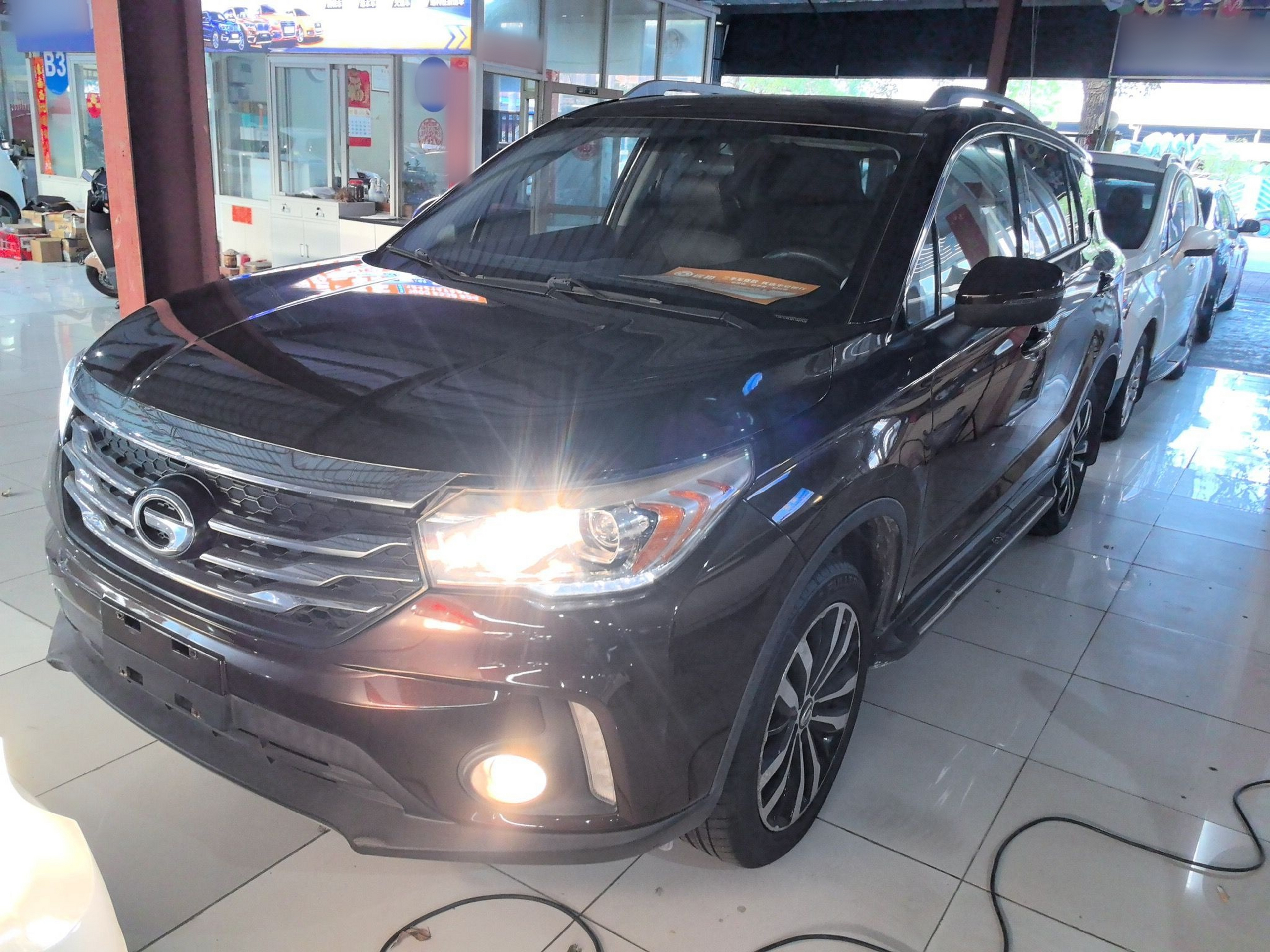 Под передней частью автомобиля