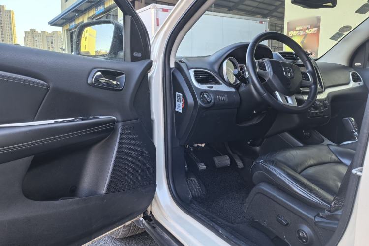 Used Dodge Journey 2013 2.4L Two-Wheel Drive Luxury Version
