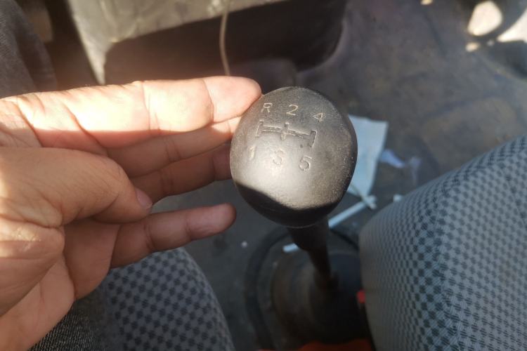 Used Iveco Daily 2023 2.5T V40 Van Long Wheelbase Mid-Roof Design Dual Tires Side-Swing Doors 2-3 Seater
