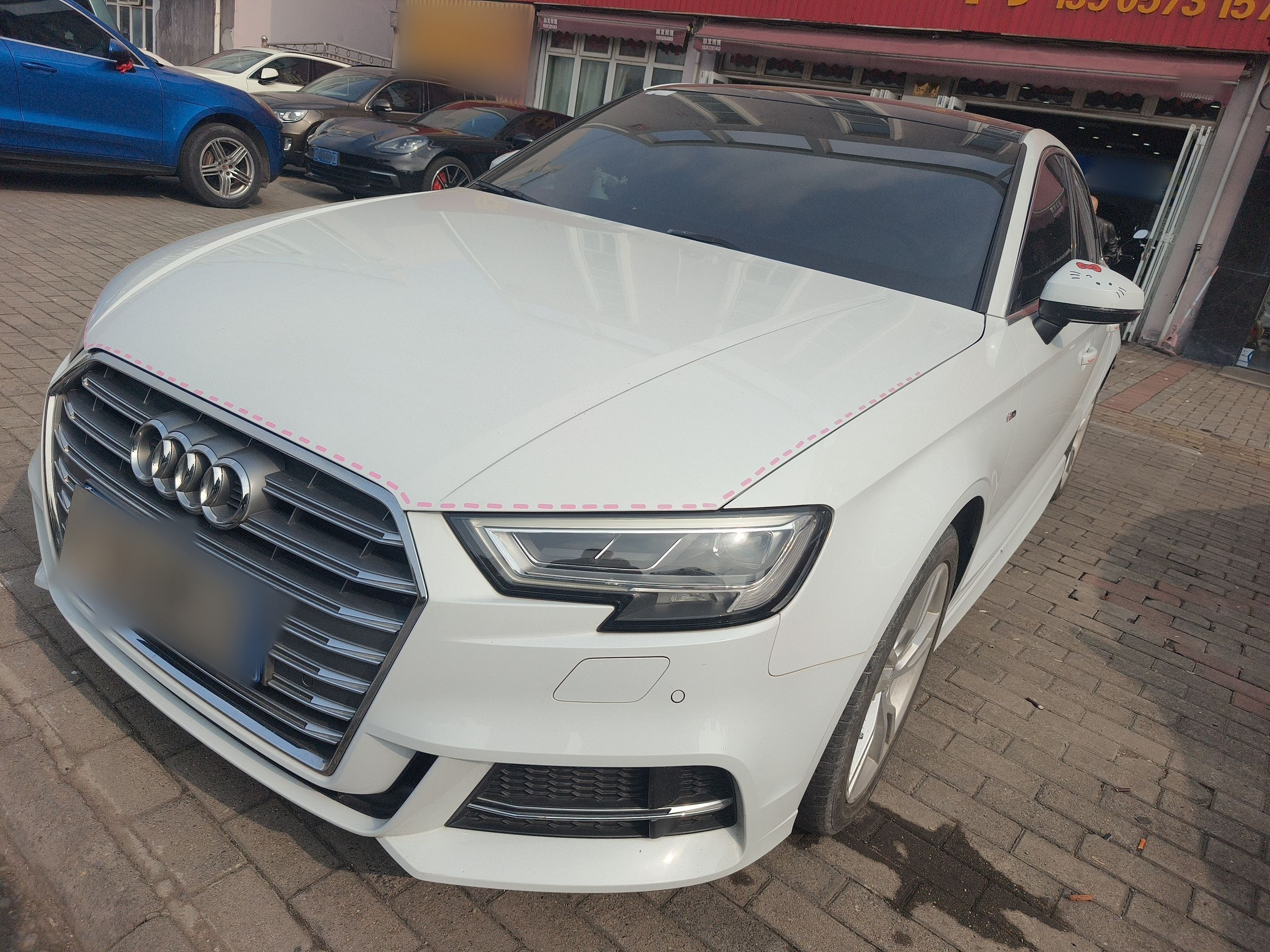 Под передней частью автомобиля