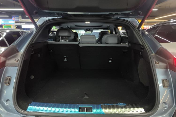 Used Lynk & Co 08 EM-P 2025 220 km All-Wheel-Drive Performance Halo
