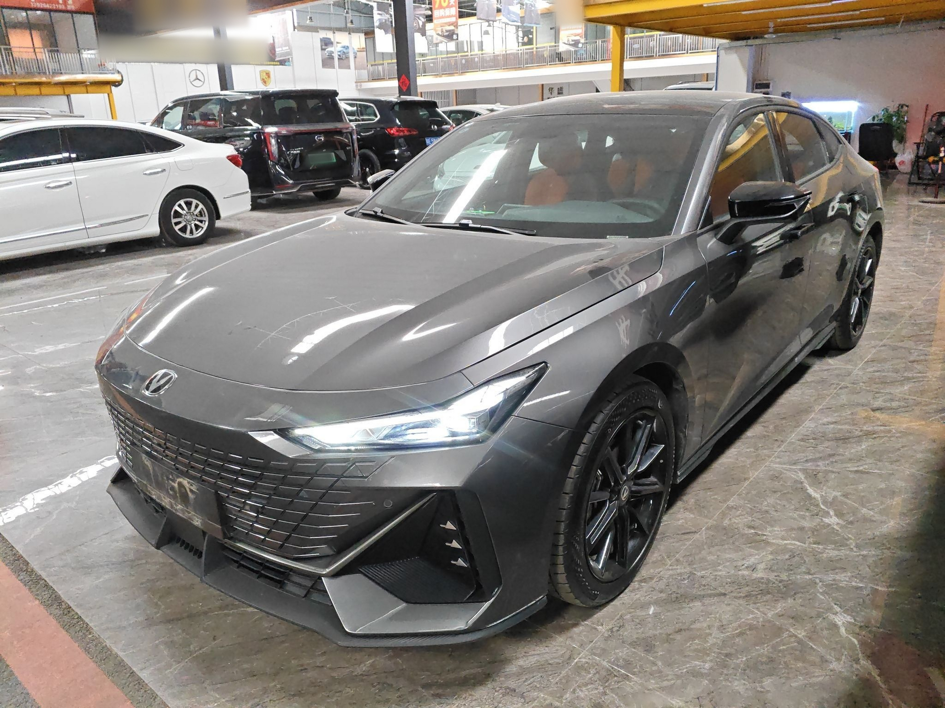 تحت مقدمة السيارة