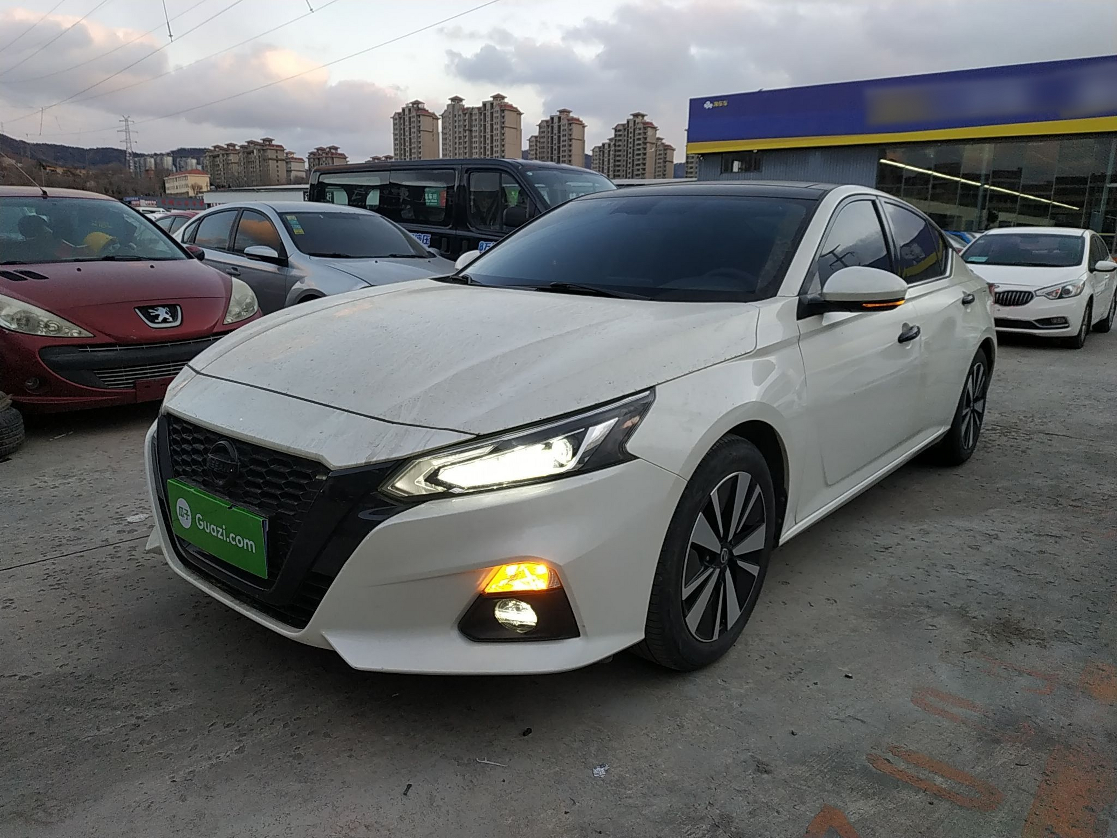 تحت مقدمة السيارة