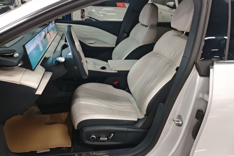 Used  E8 2024 550 km Range Rear-Drive MAX