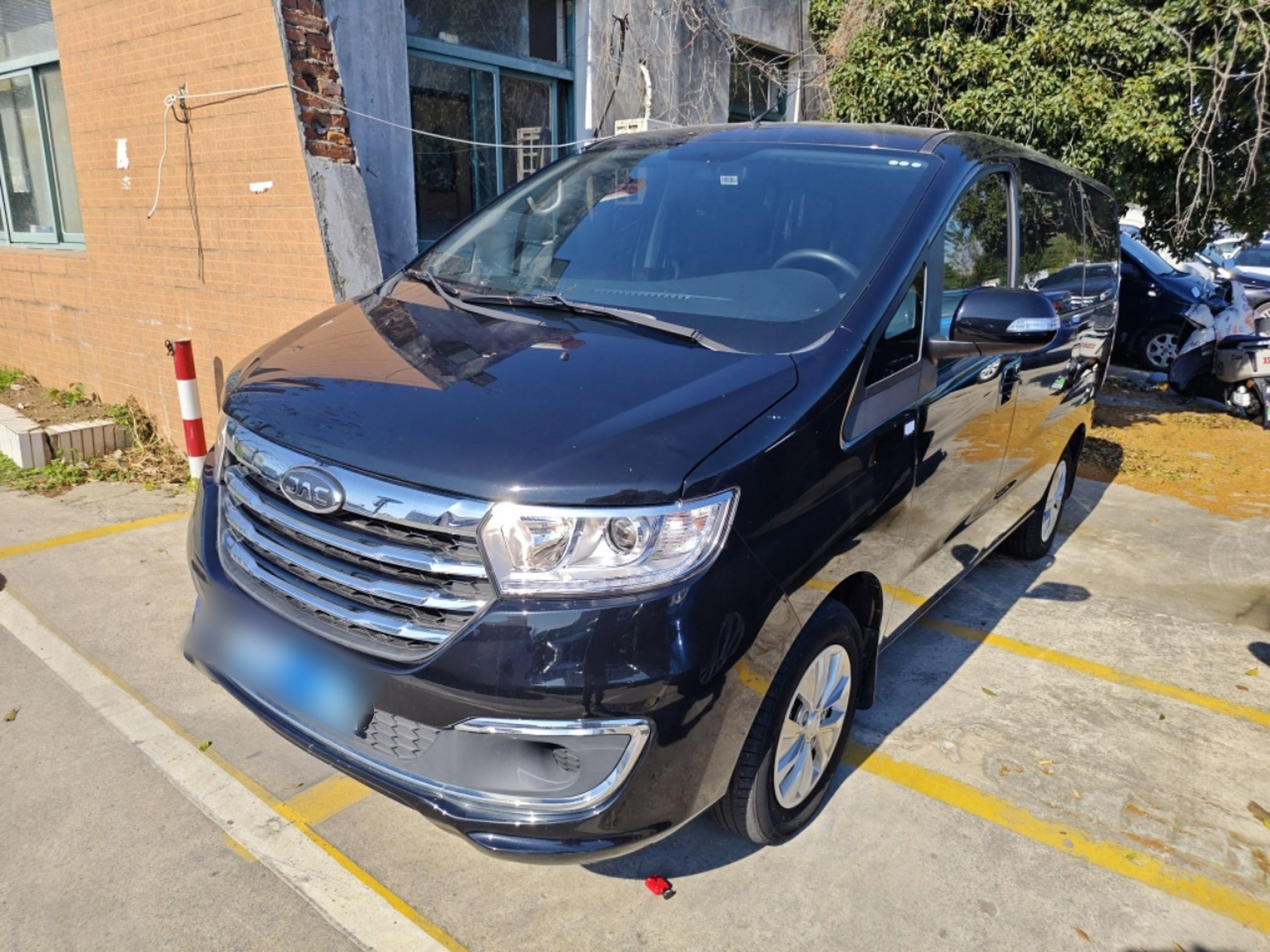 Под передней частью автомобиля