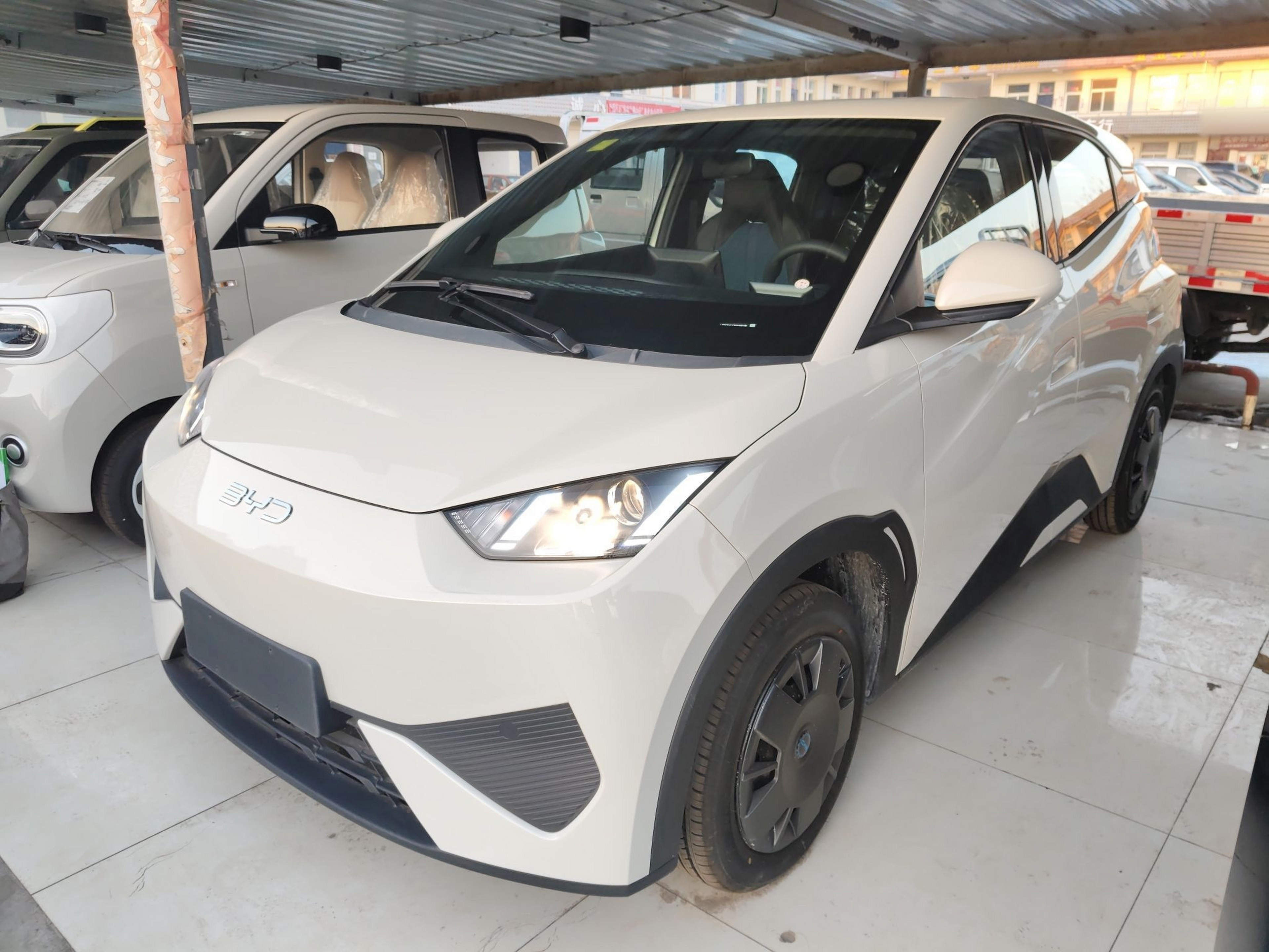 Под передней частью автомобиля