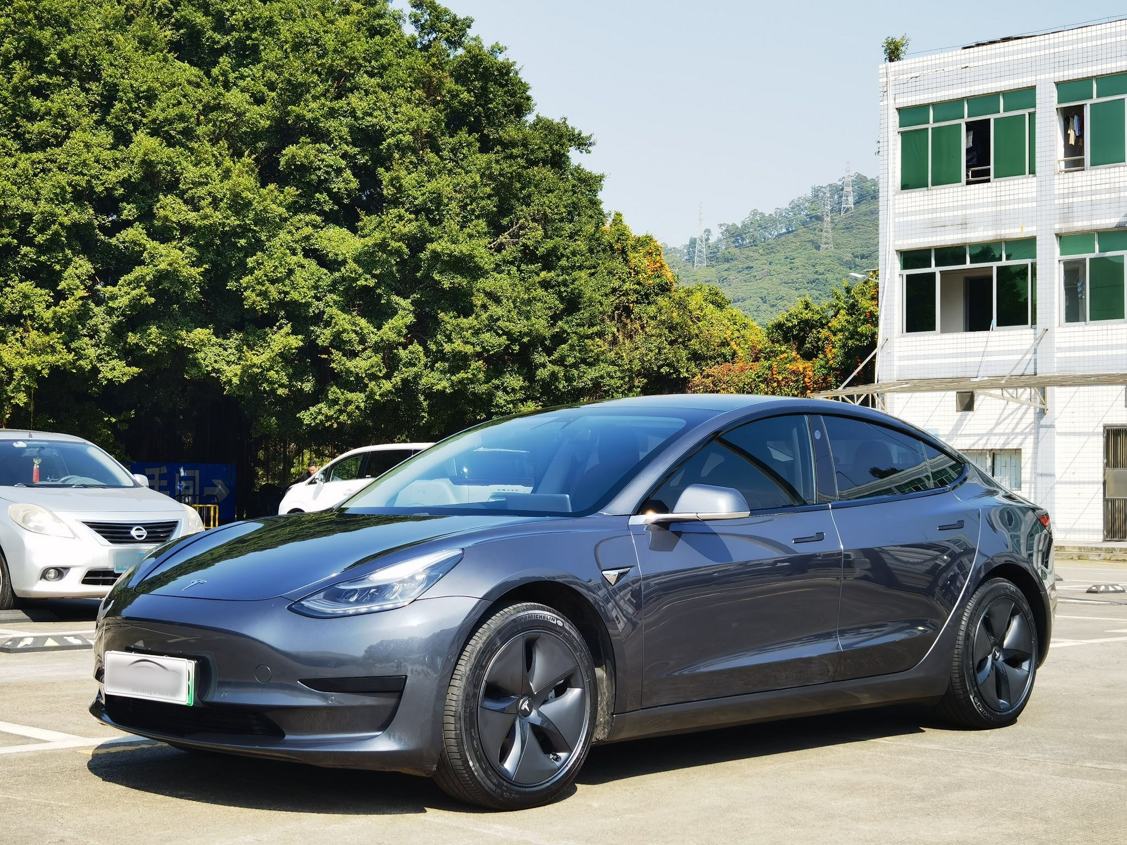 Под передней частью автомобиля