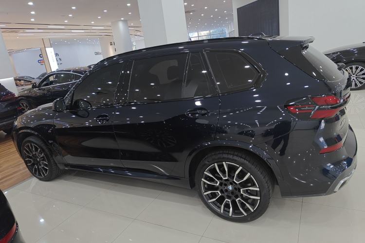 Used BMW X5 2023 xDrive 40Li M Sport Night Edition Package
