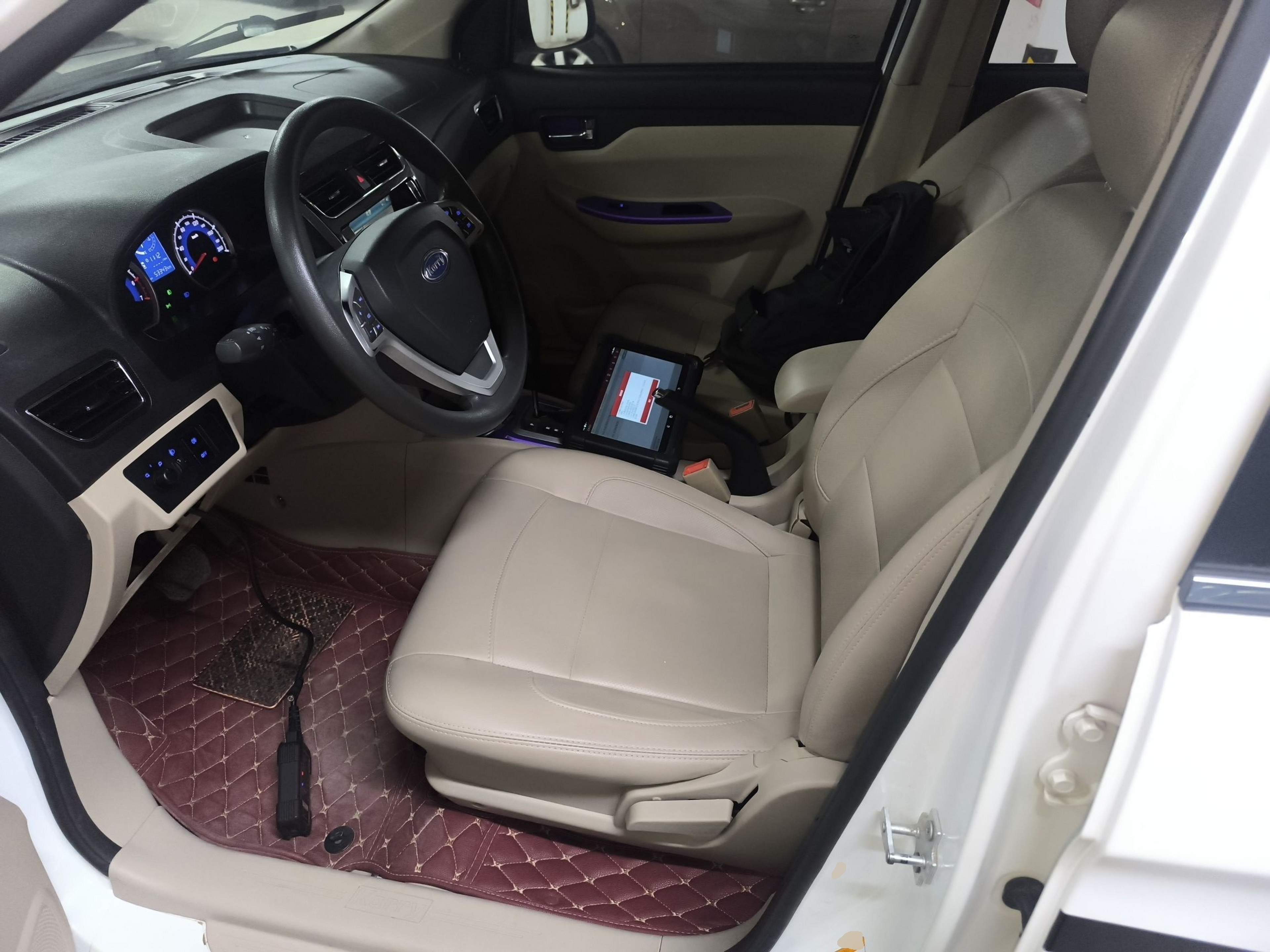 المقاعد الأمامية داخل السيارة