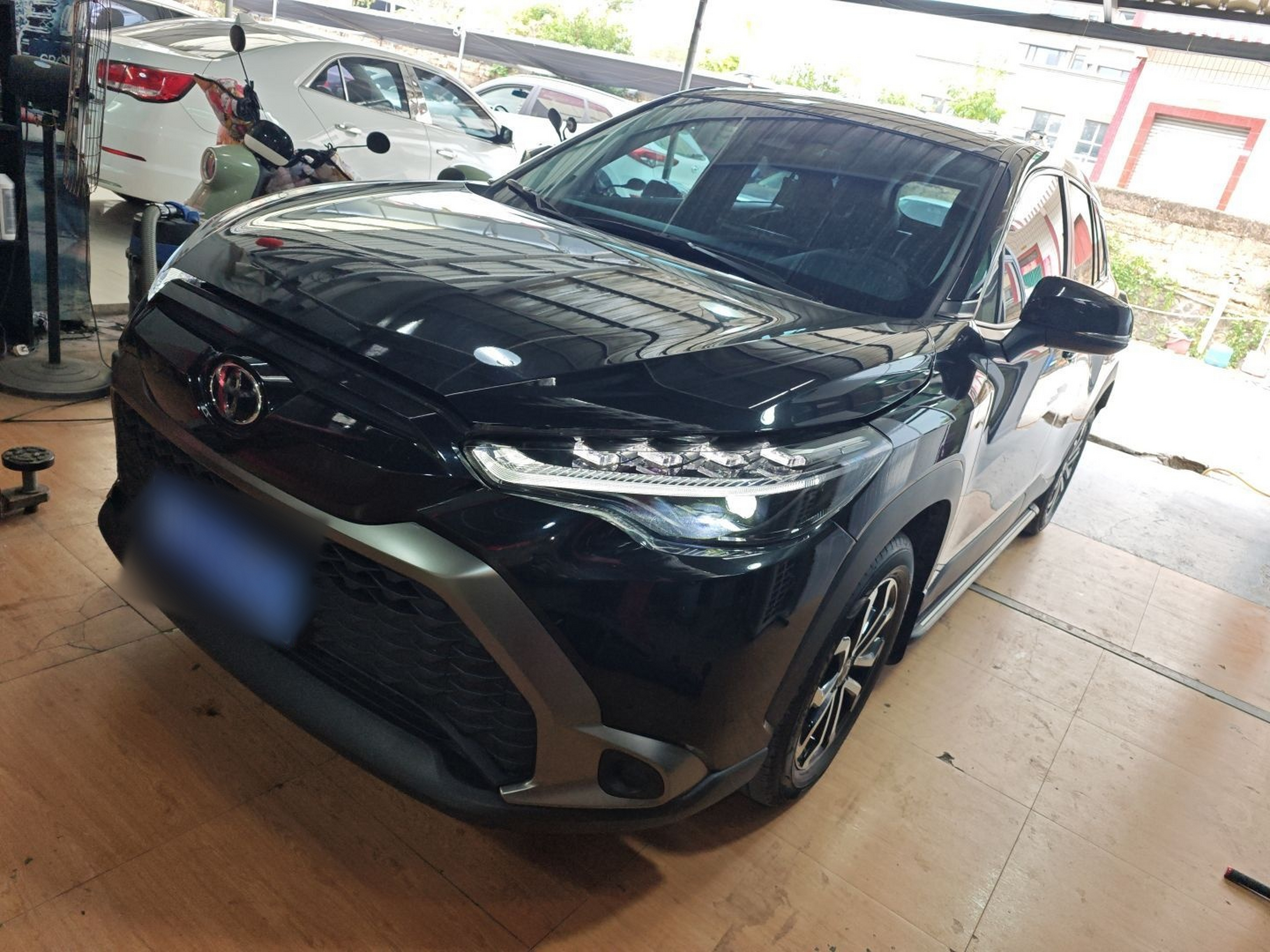 Под передней частью автомобиля